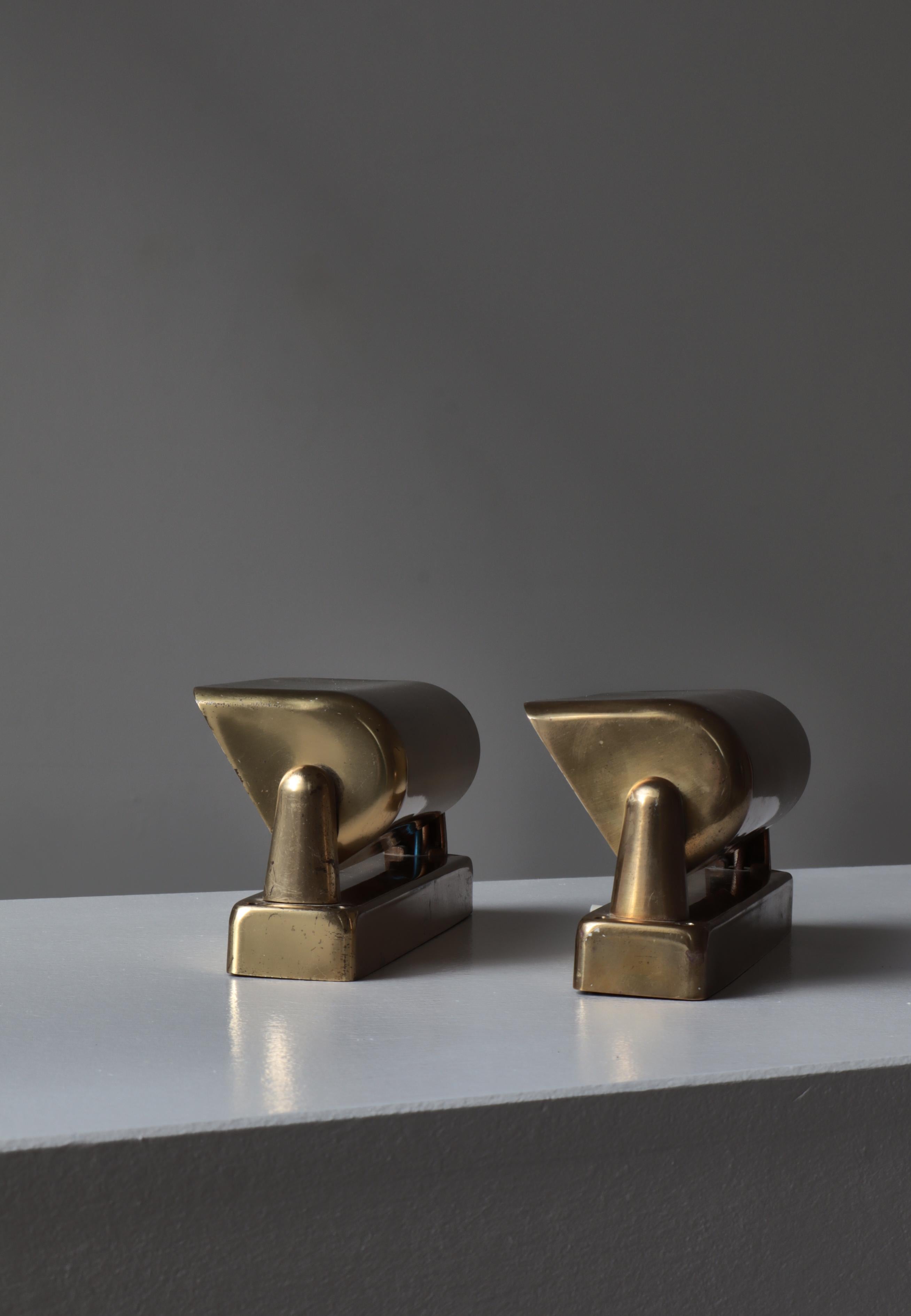 Pareja de lámparas de pared LYFA danesas modernas de los años 50 en latón patinado en venta 12