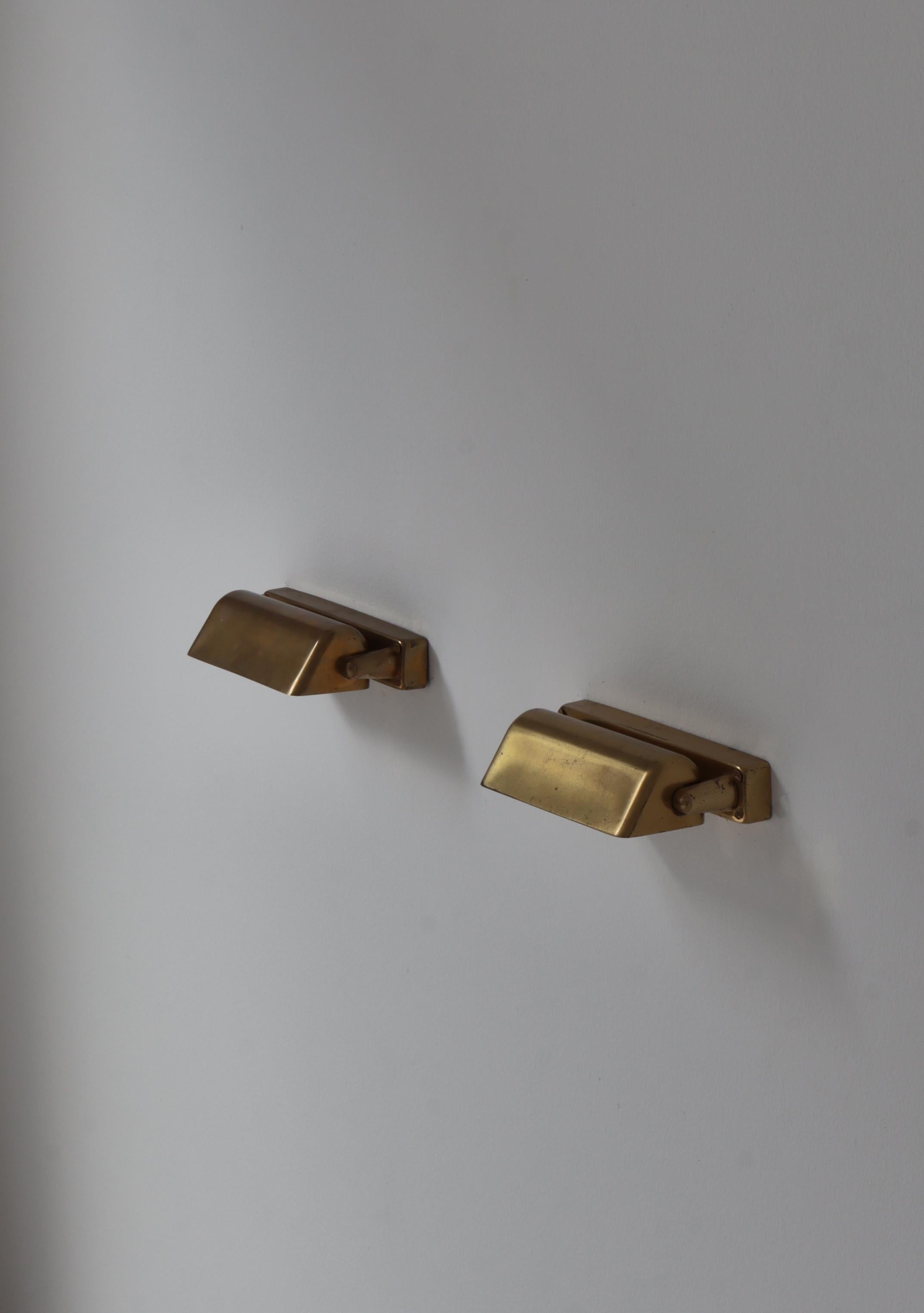 Pareja de lámparas de pared LYFA danesas modernas de los años 50 en latón patinado Escandinavo moderno en venta