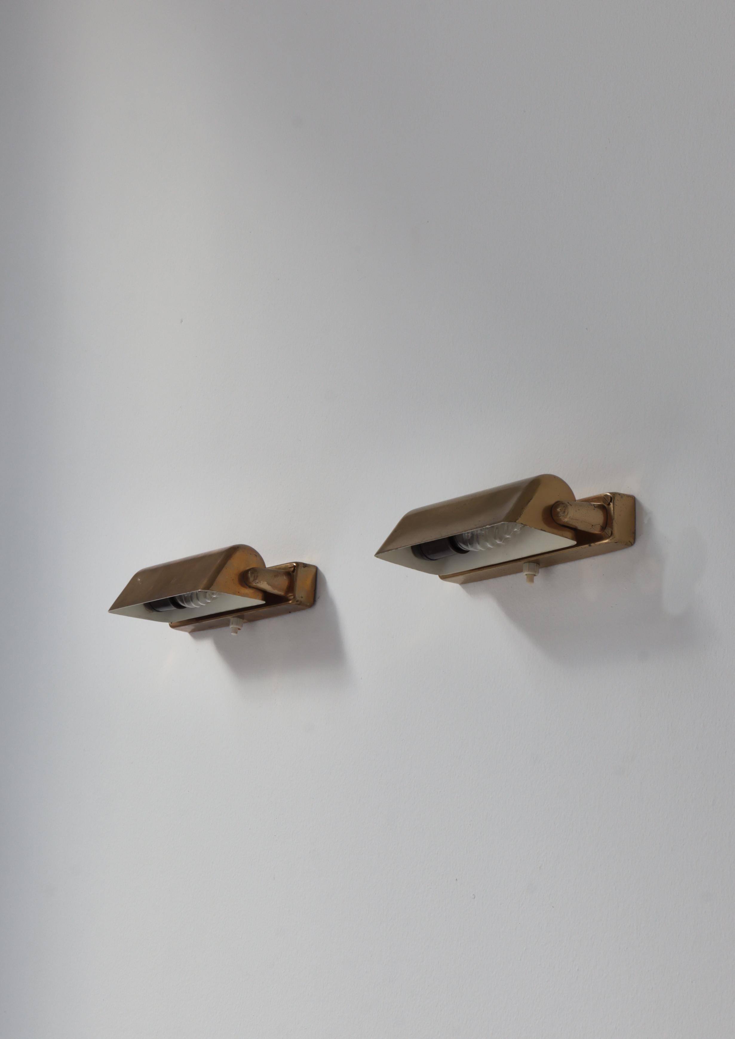 Pareja de lámparas de pared LYFA danesas modernas de los años 50 en latón patinado Latón en venta