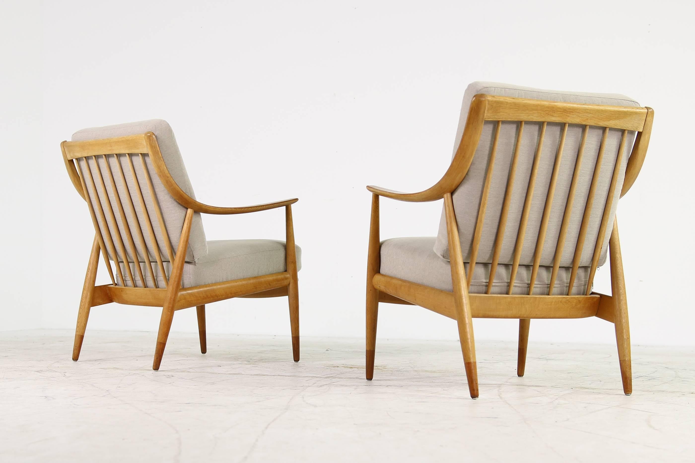 Beautiful and rare pair of 1960s Peter Hvidt & Orla Molgaard Nielsen easy chairs, produced by France & Daverkosen, Mod. 146 Made in Denmark. Rare and beautiful pair, solid oak, teak leg endings, bicolor armrest, an amazing authentic condition, the