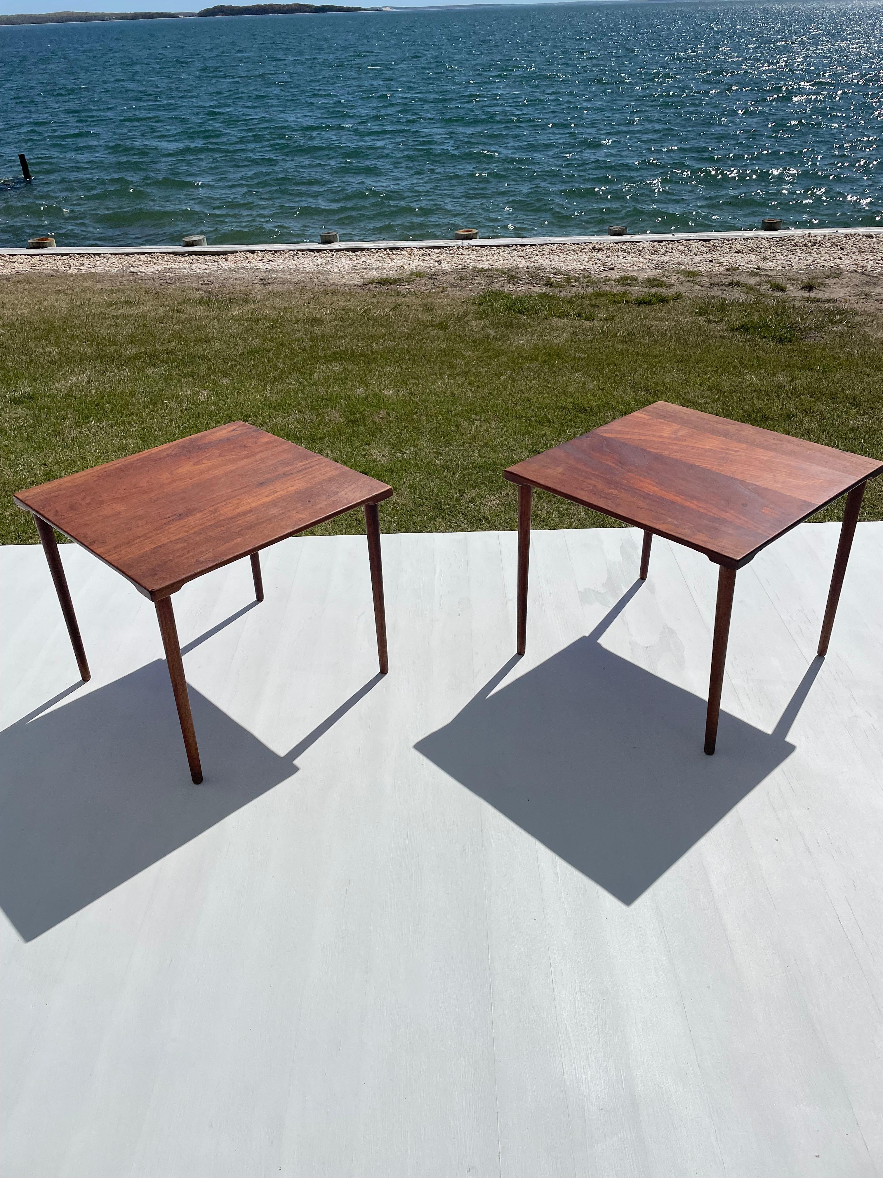 Mid-Century Modern Paire de tables d'appoint danoises modernes en teck des années 1960 par Peter Hvidt pour John Stuart Inc en vente