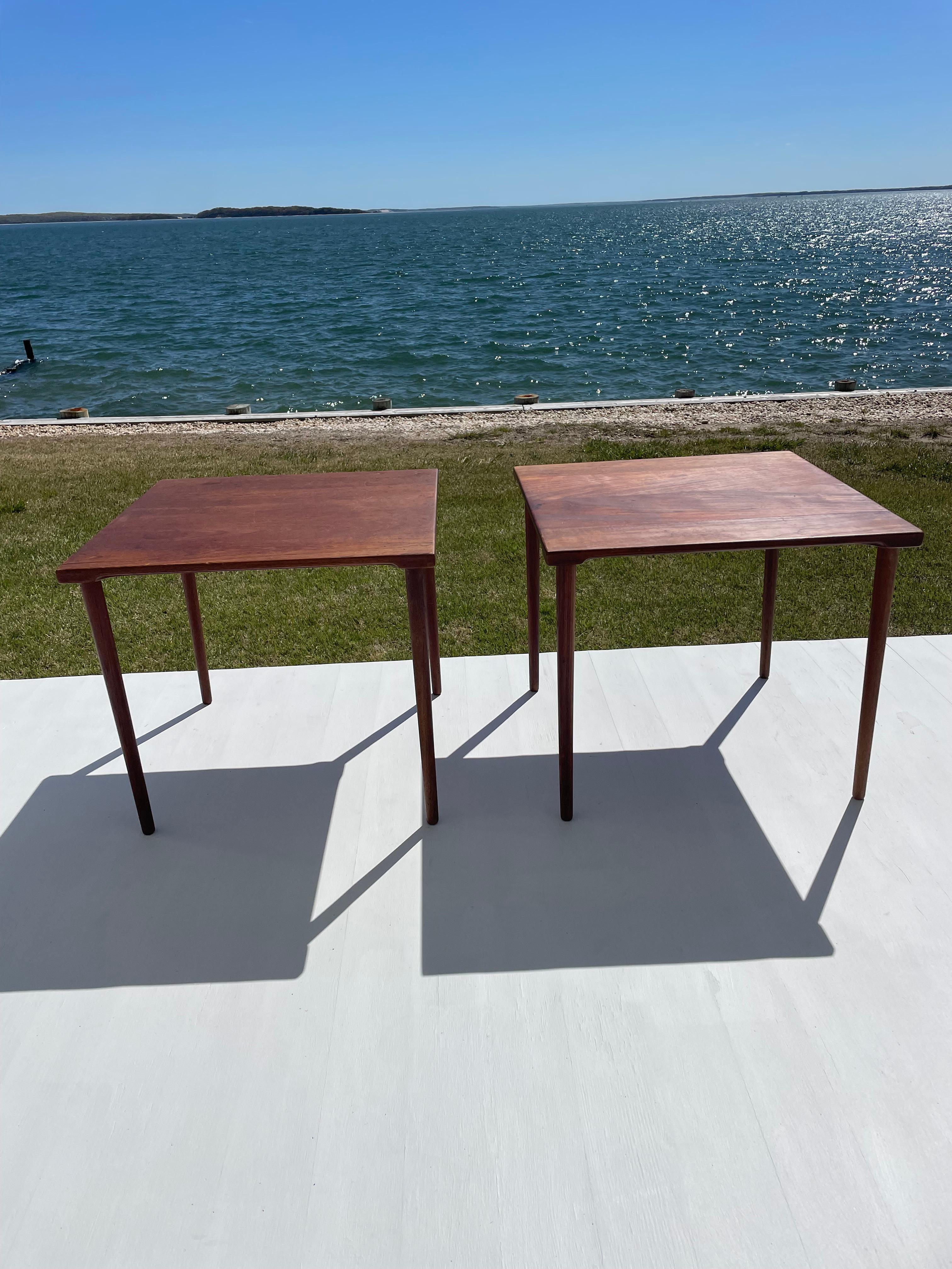 Danois Paire de tables d'appoint danoises modernes en teck des années 1960 par Peter Hvidt pour John Stuart Inc en vente