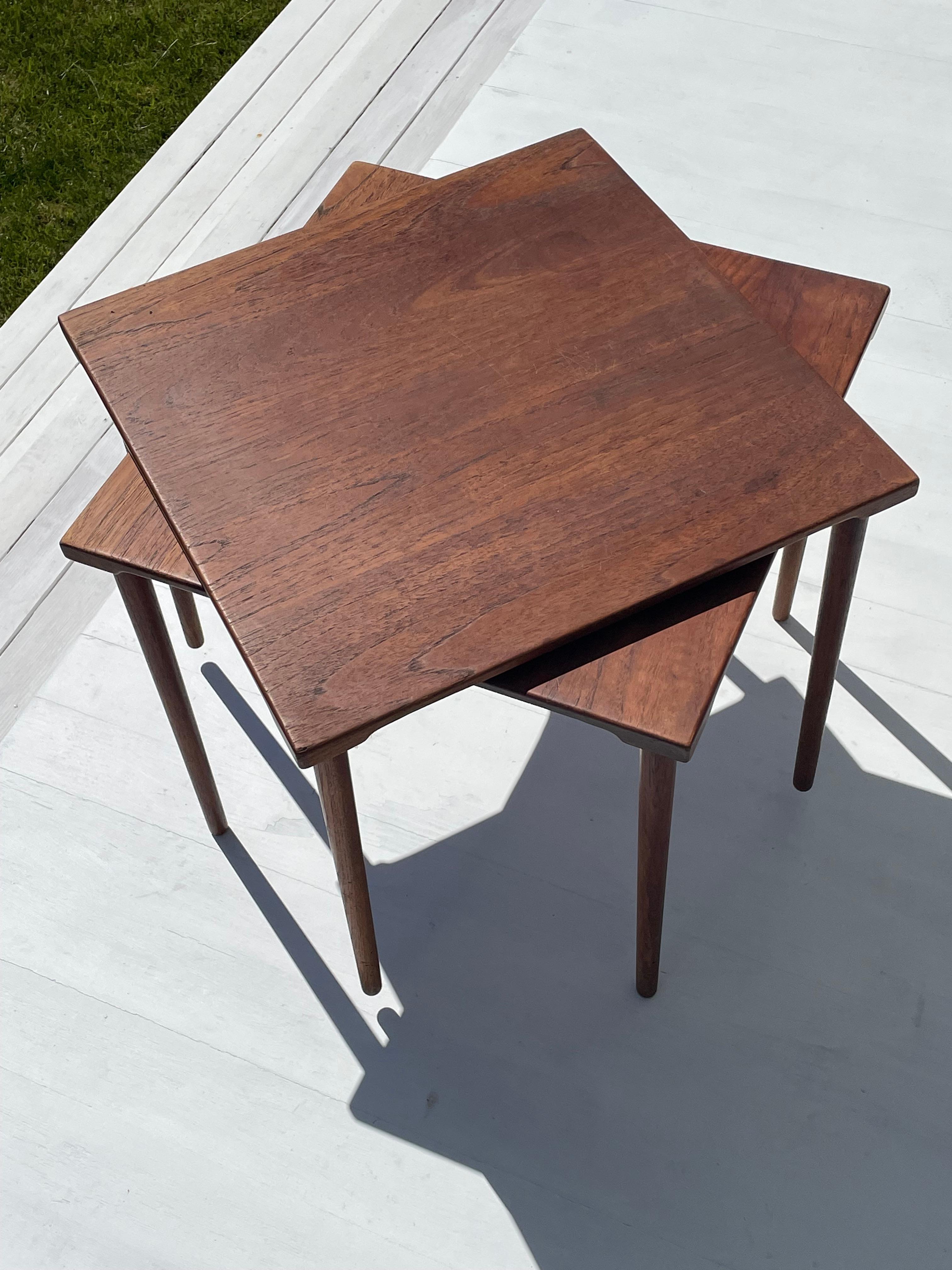 Paire de tables d'appoint danoises modernes en teck des années 1960 par Peter Hvidt pour John Stuart Inc Bon état - En vente à New York, NY