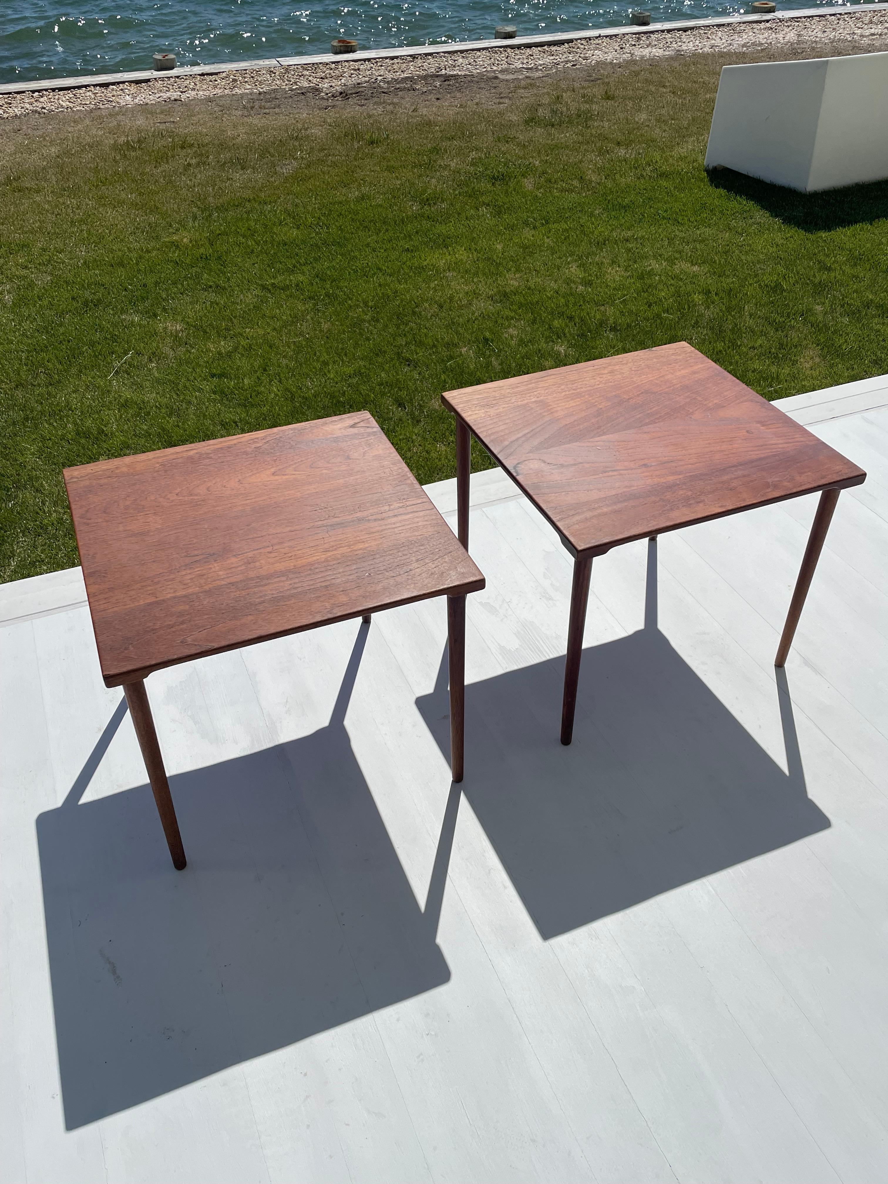20ième siècle Paire de tables d'appoint danoises modernes en teck des années 1960 par Peter Hvidt pour John Stuart Inc en vente