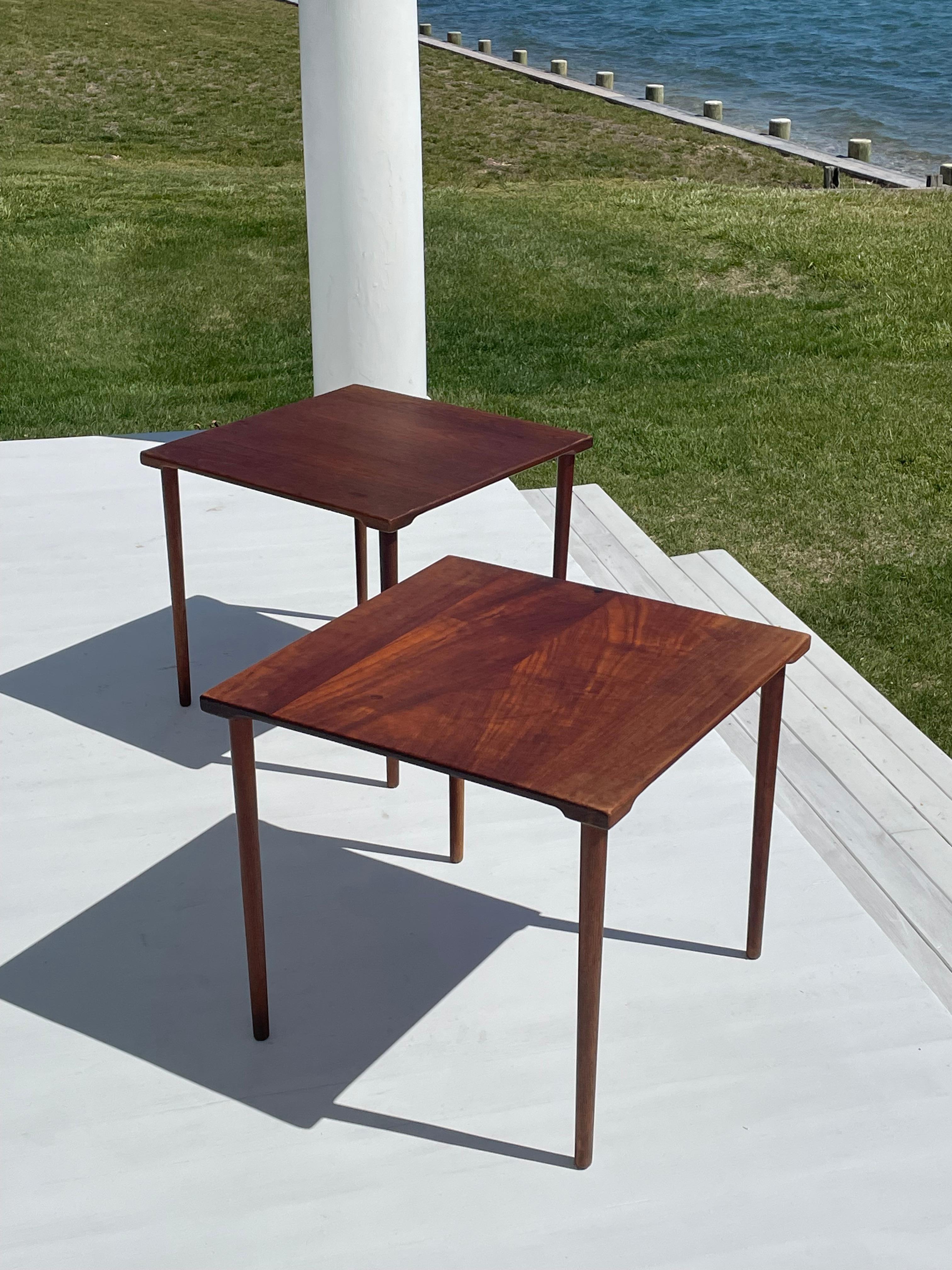 Paire de tables d'appoint danoises modernes en teck des années 1960 par Peter Hvidt pour John Stuart Inc en vente 1