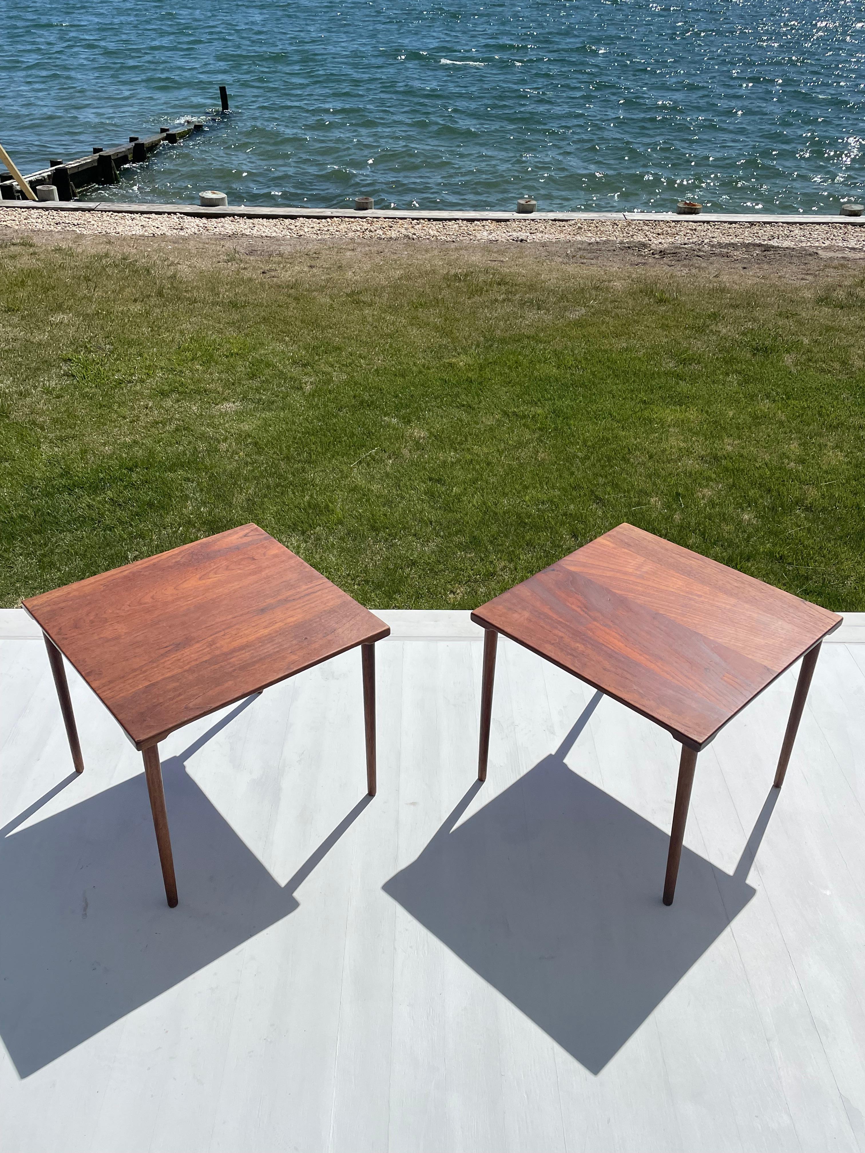 Paire de tables d'appoint danoises modernes en teck des années 1960 par Peter Hvidt pour John Stuart Inc en vente 2