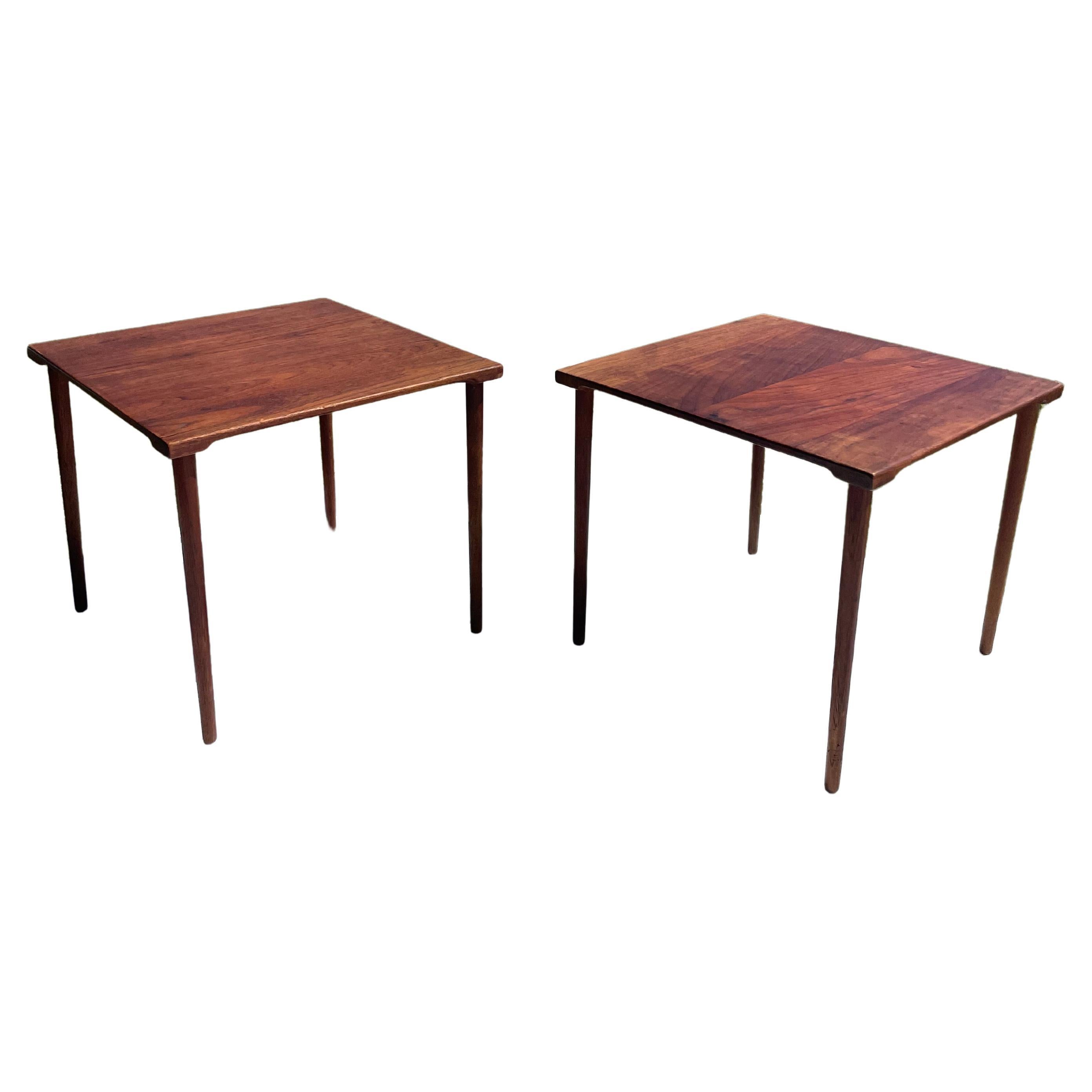 Paire de tables d'appoint danoises modernes en teck des années 1960 par Peter Hvidt pour John Stuart Inc en vente