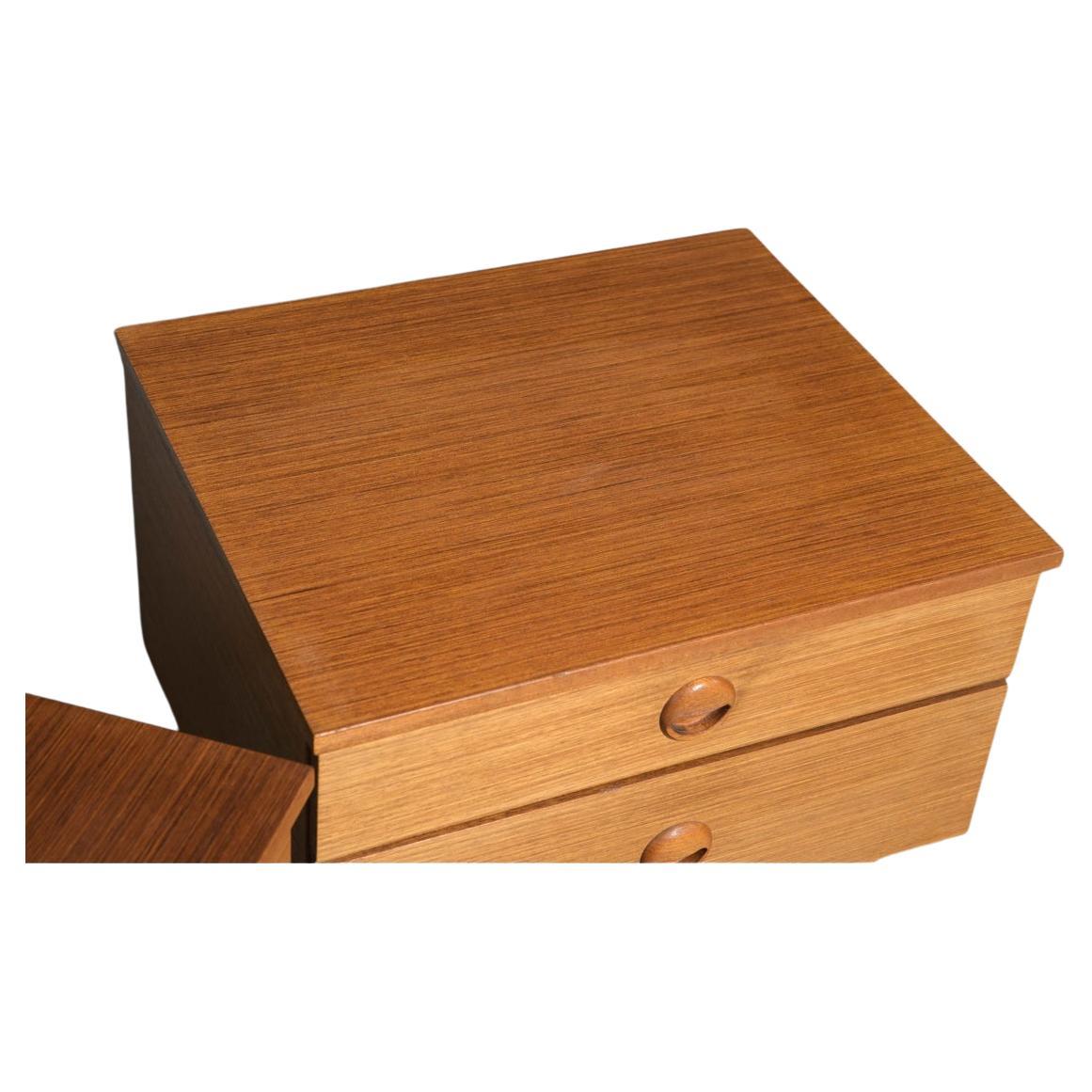 Woodwork Pair of Danish modern 2 drawer teak nightstands with carved handles For Sale