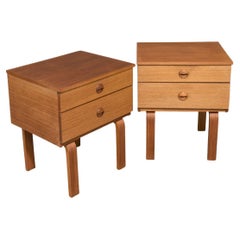 Paire de tables de nuit modernes danoises à 2 tiroirs en teck avec poignées sculptées