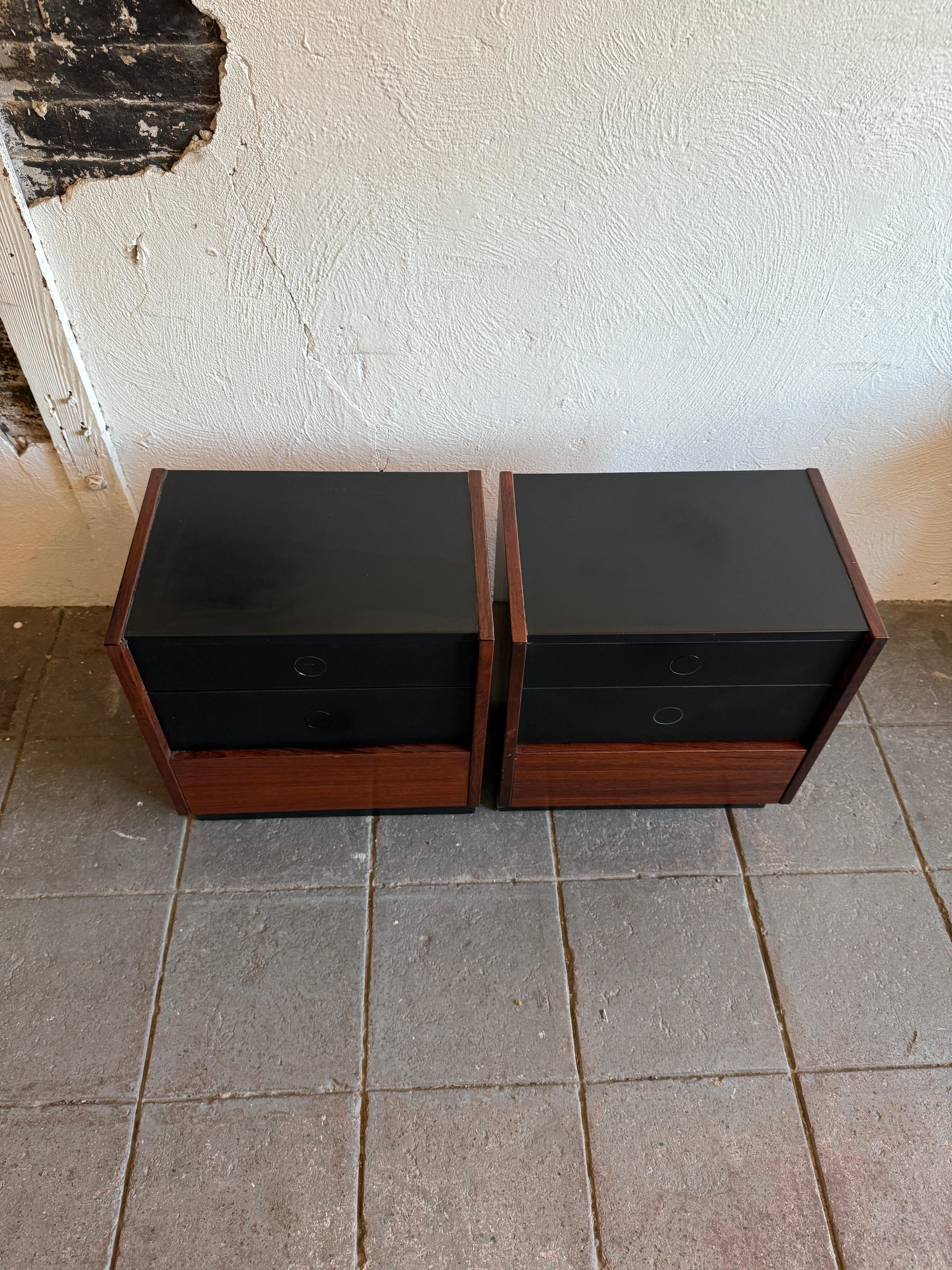 Coppia di comodini danesi moderni a 3 cassetti in lacca nera e palissandro di Dyrlund. Un set di comodini unico nel suo genere, con tiranti a forma di cerchio nascosti. Piani in lacca nera e (2) cassetti frontali con cassetto inferiore in