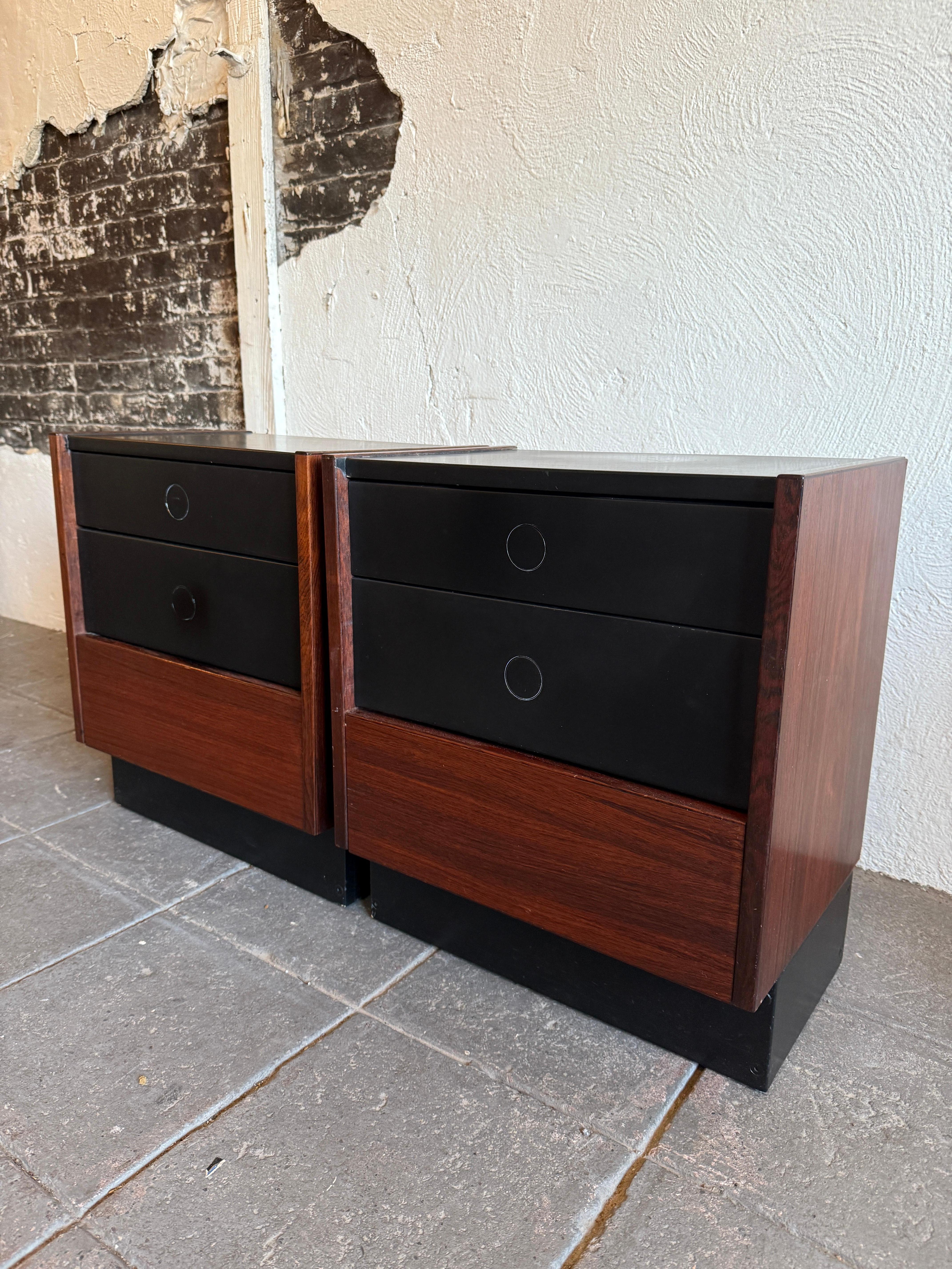 Scandinavo moderno Coppia di comodini moderni danesi a 3 cassetti in lacca nera e palissandro Dyrlund in vendita