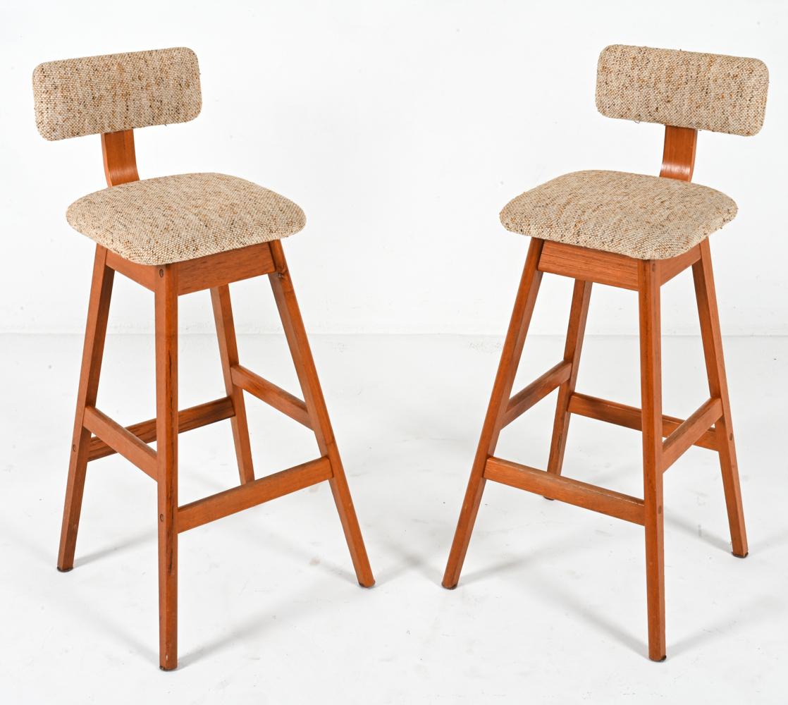 Elevate your home bar or kitchen counter with these iconic Danish bar stools from the esteemed Vamdrup Stolefabrik. Crafted in the 1960's, these fabulous chairs showcase the epitome of Scandinavian design ethos. 

Each stool is meticulously