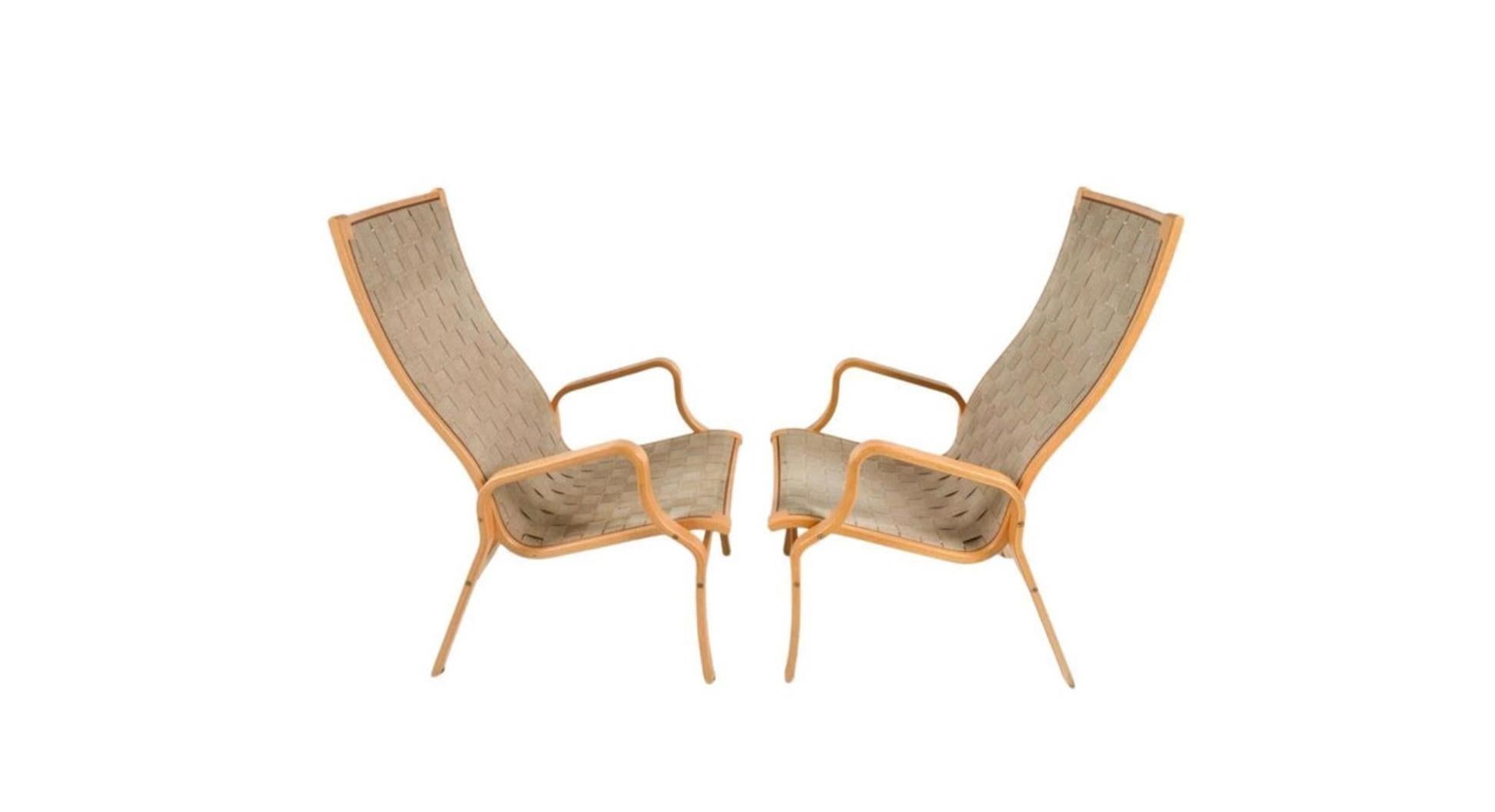 Paire de chaises de salon à haut dossier, de style moderne scandinave, conçues par Finn Ostergaard pour Kvist Mobler. Construction en bois de hêtre courbé avec sièges en toile naturelle sanglée. Fabriqué au Danemark vers 1970

Dimensions : H 40