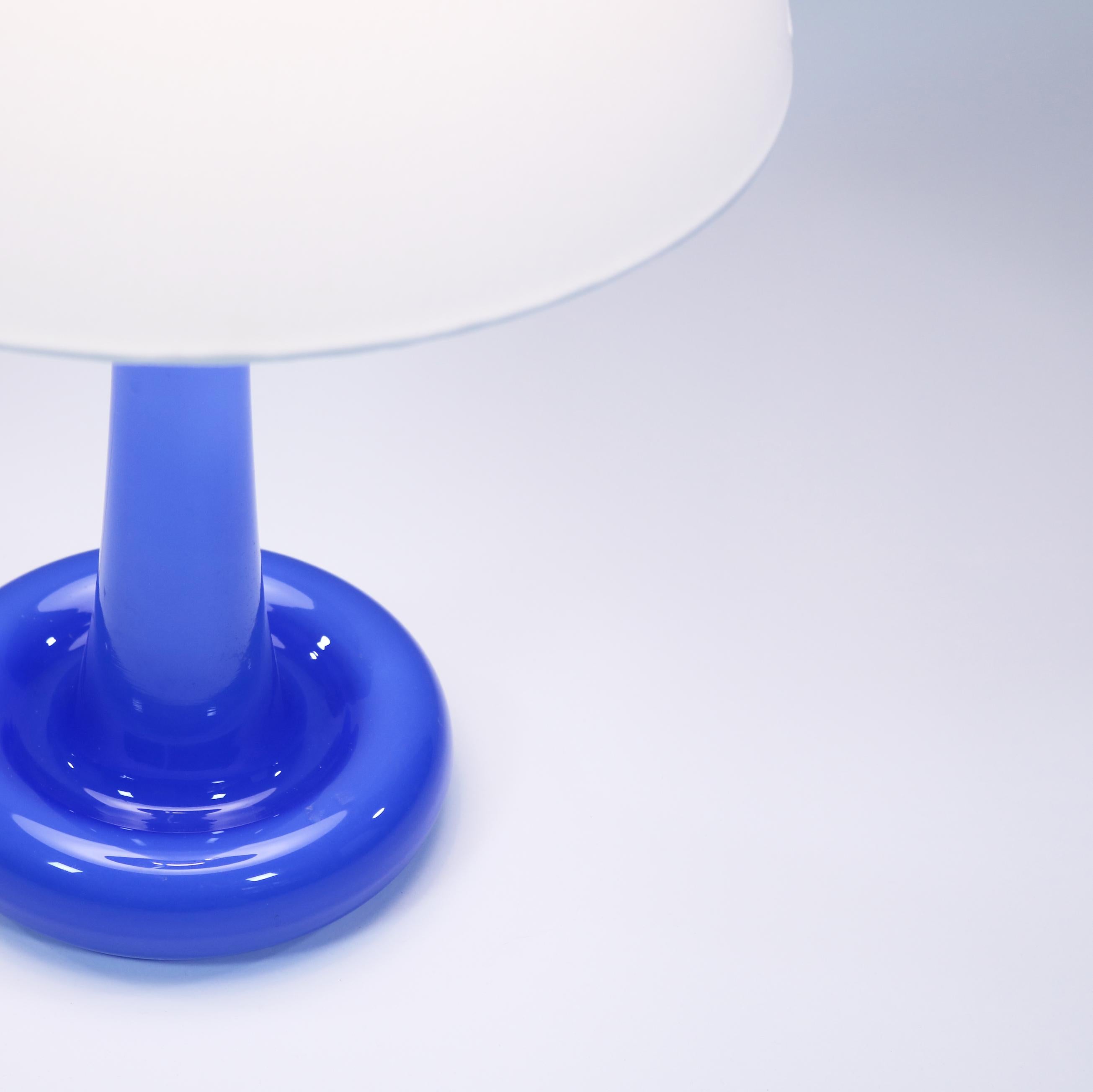 Scandinavo moderno Coppia di lampade da tavolo moderne danesi in vetro blu della vetreria Holmegaard, 1975 in vendita