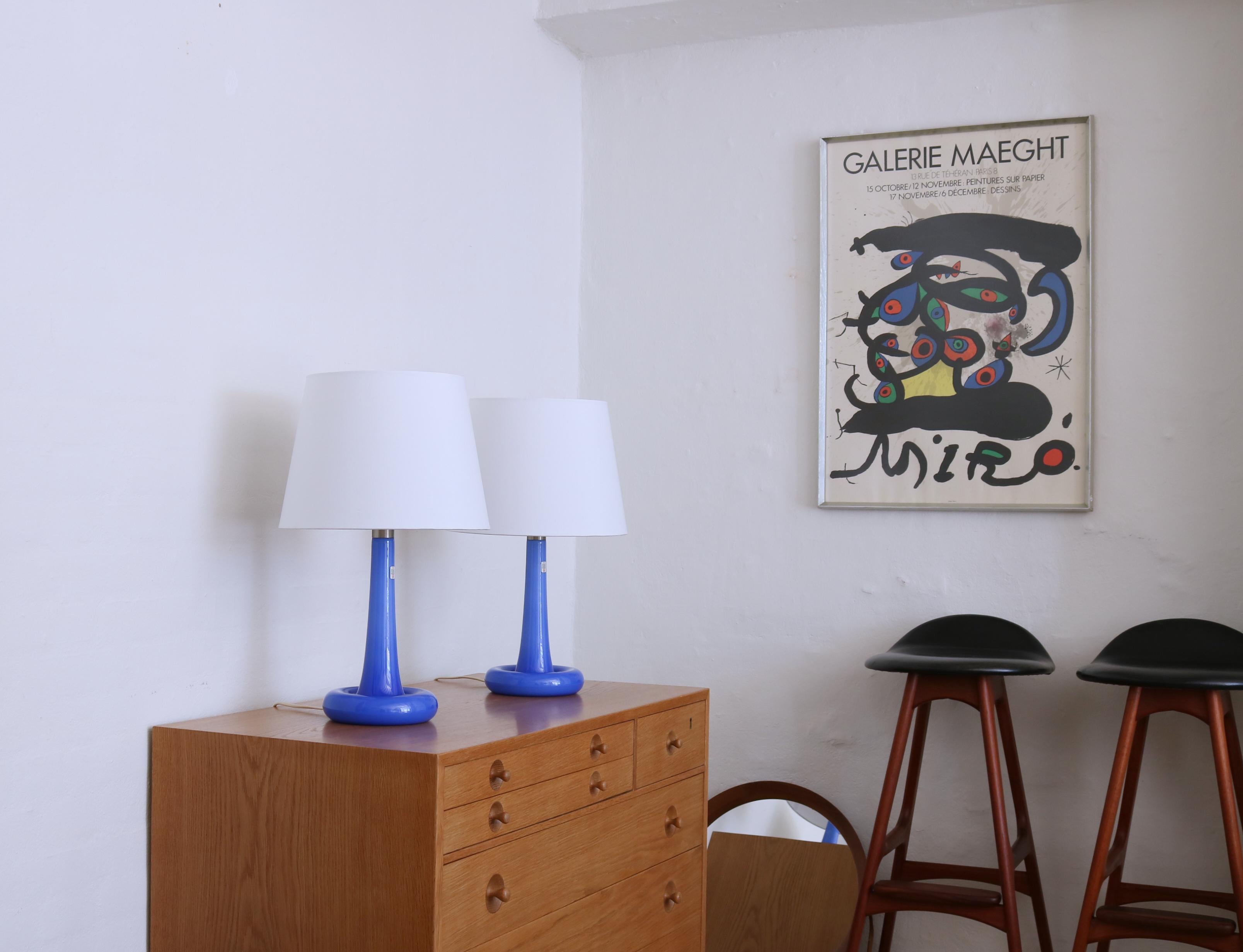 Coppia di lampade da tavolo moderne danesi in vetro blu della vetreria Holmegaard, 1975 in vendita 2