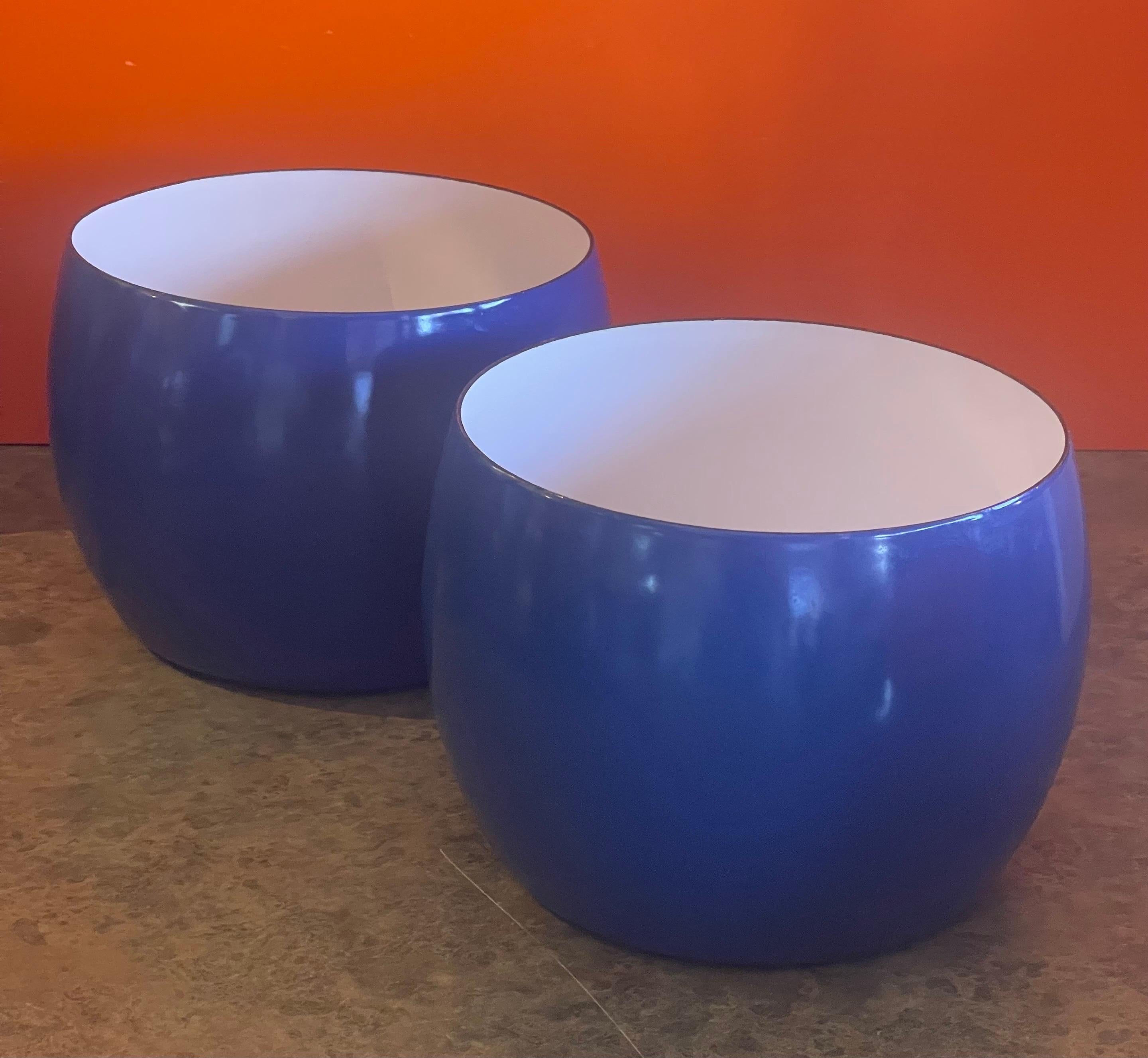 Scandinave moderne Paire de bols danois modernes en émail bleu et blanc par Jens Quistgaard pour Dansk en vente