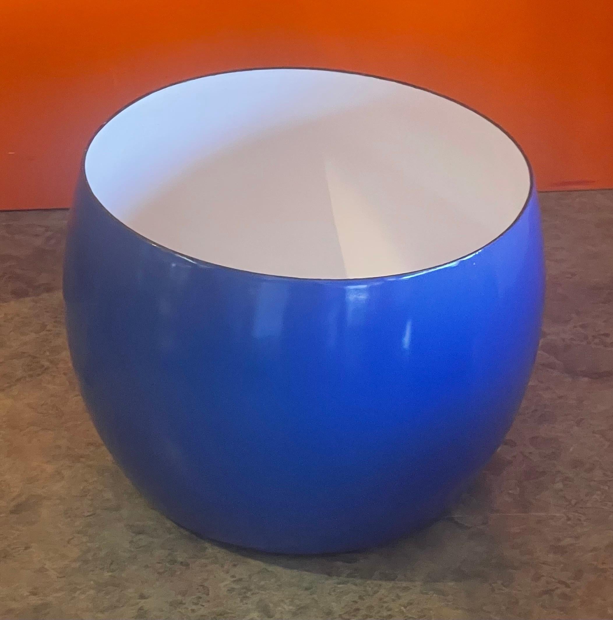 20ième siècle Paire de bols danois modernes en émail bleu et blanc par Jens Quistgaard pour Dansk en vente