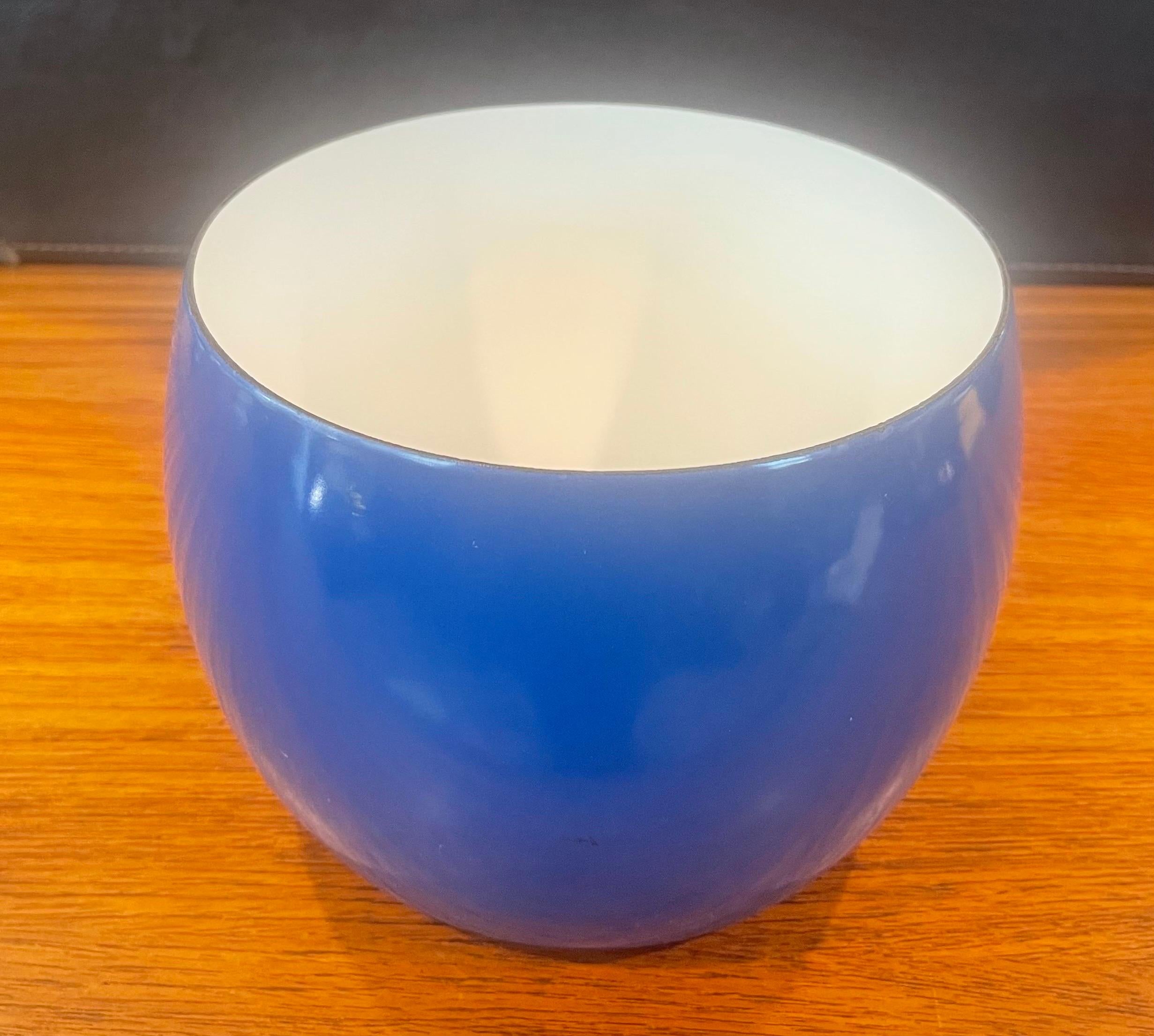 Émail Paire de bols danois modernes en émail bleu et blanc par Jens Quistgaard pour Dansk en vente