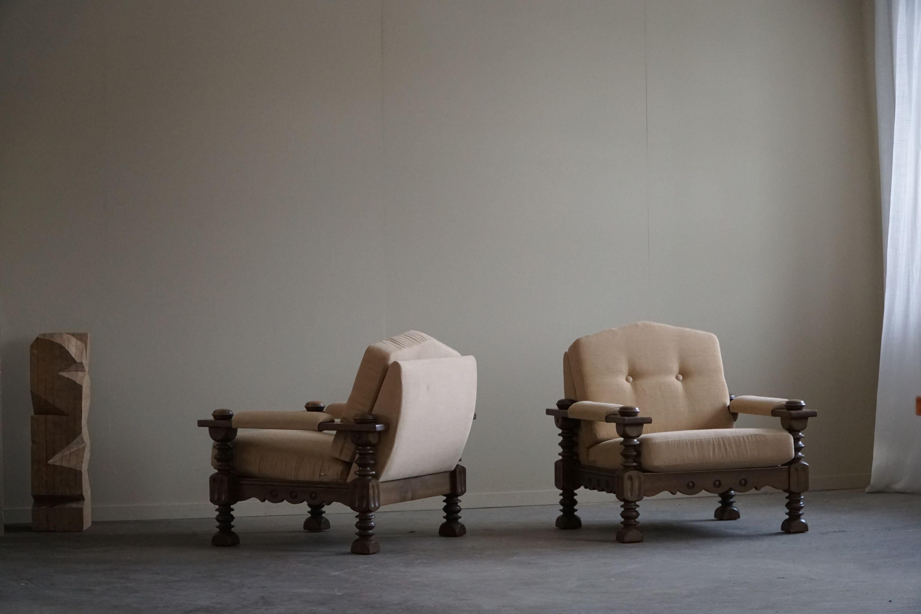 Magnifique paire sculpturale de chaises longues modernes danoises à la manière de Henning (Henry) Kjærnulf. Fabriqué en chêne massif teinté foncé avec des coussins rembourrés en laine couleur sable. Fabriqué dans les années 1960 par un ébéniste