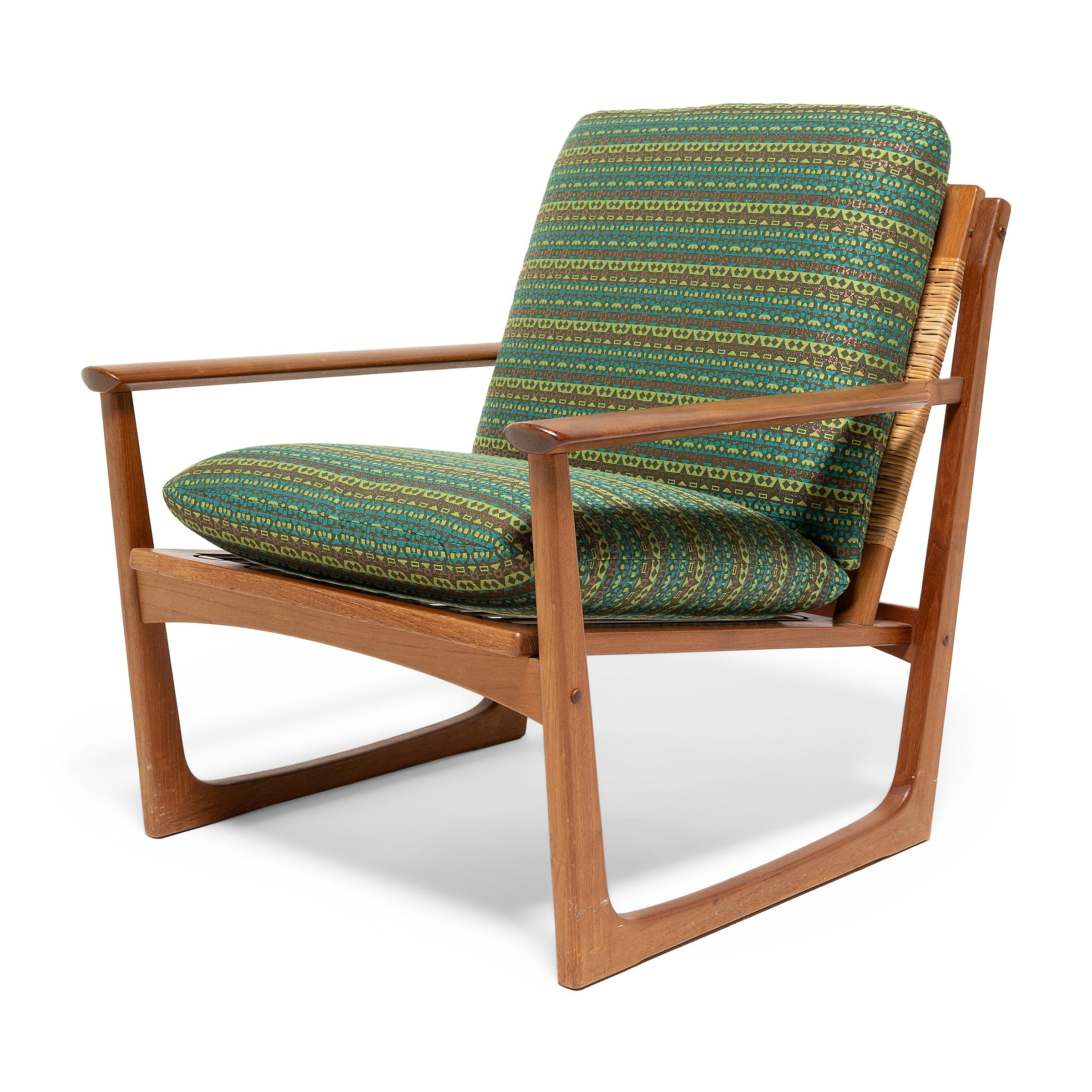 Cette superbe paire de fauteuils rembourrés du milieu du siècle illustre le style moderne danois avec ses lignes épurées et sa forme ouverte et minimaliste. Le design est attribué au designer danois Hans Olsen et a été produit par le fabricant de