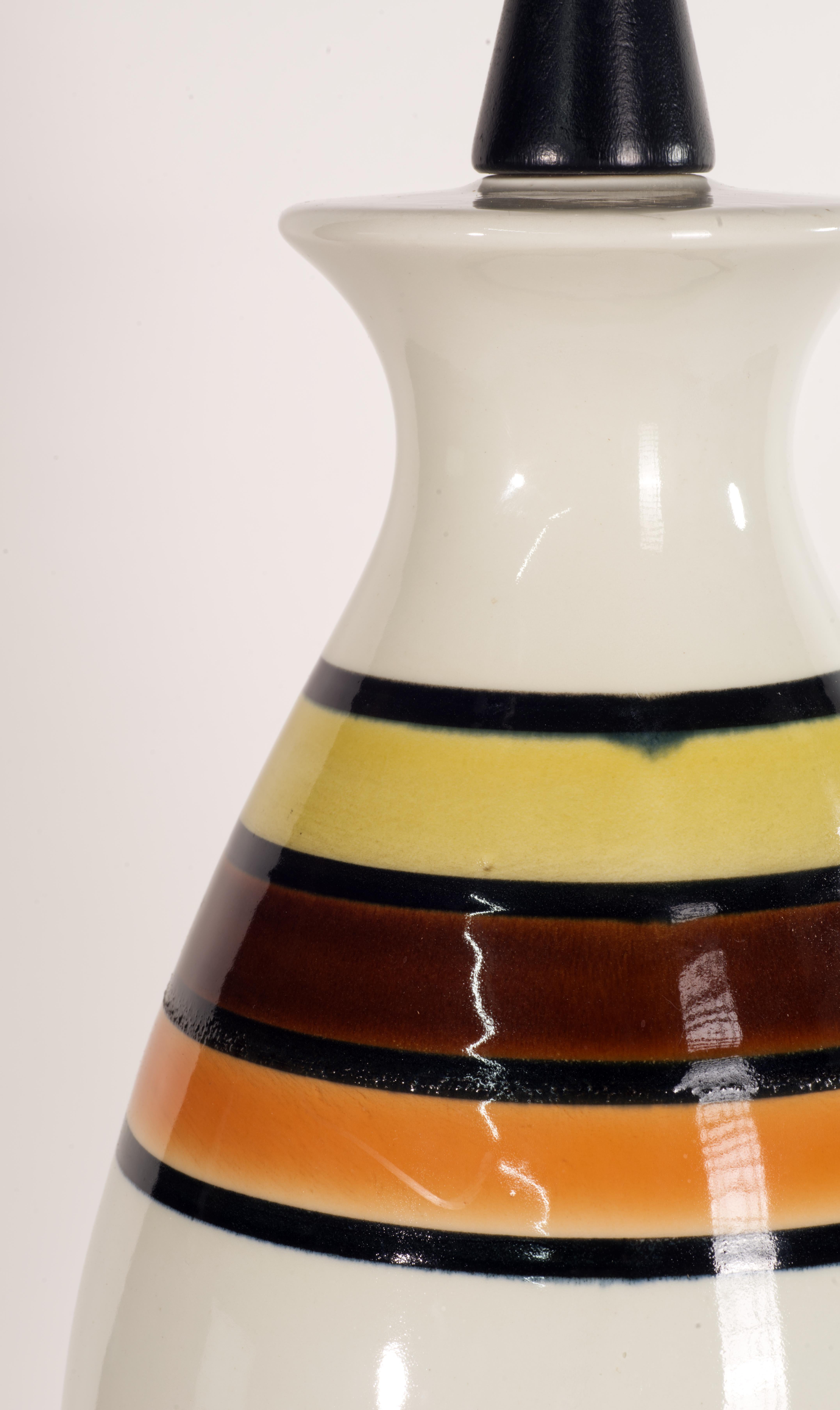 Pareja de lámparas de sobremesa danesas modernas de cerámica y madera a rayas en venta 5