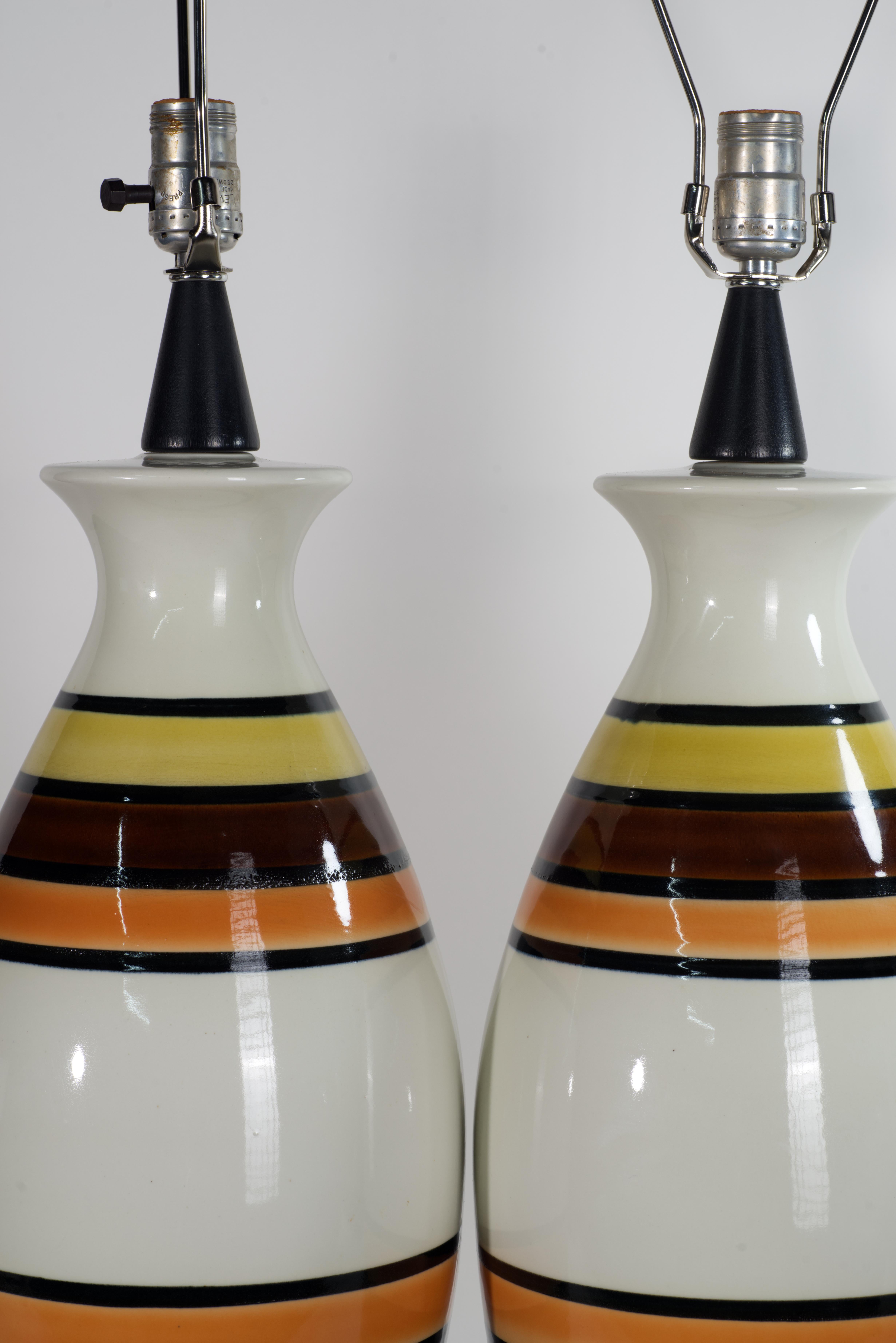 Pareja de lámparas de sobremesa danesas modernas de cerámica y madera a rayas Escandinavo moderno en venta