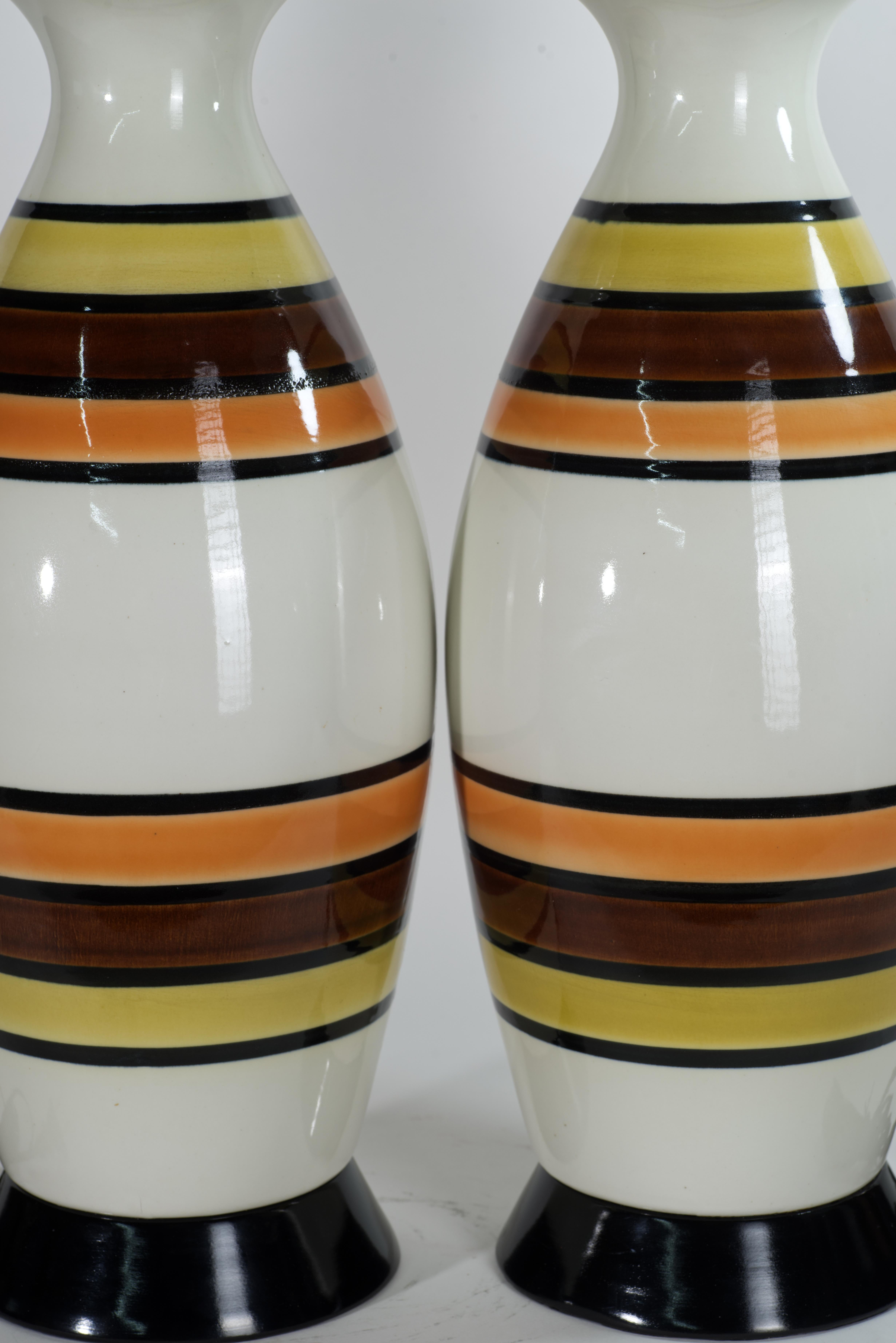 Pareja de lámparas de sobremesa danesas modernas de cerámica y madera a rayas Estadounidense en venta