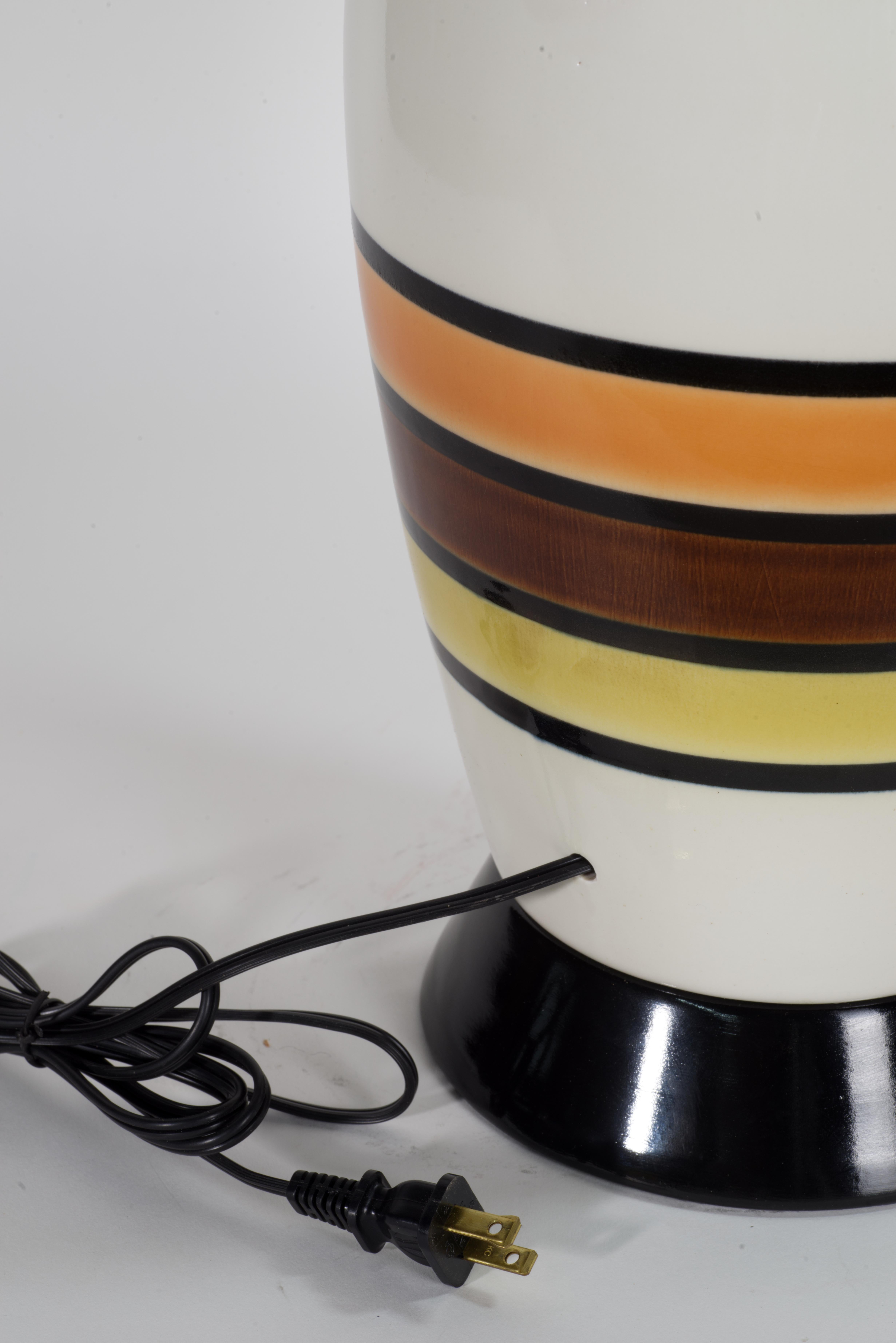 Pareja de lámparas de sobremesa danesas modernas de cerámica y madera a rayas Glaseado en venta