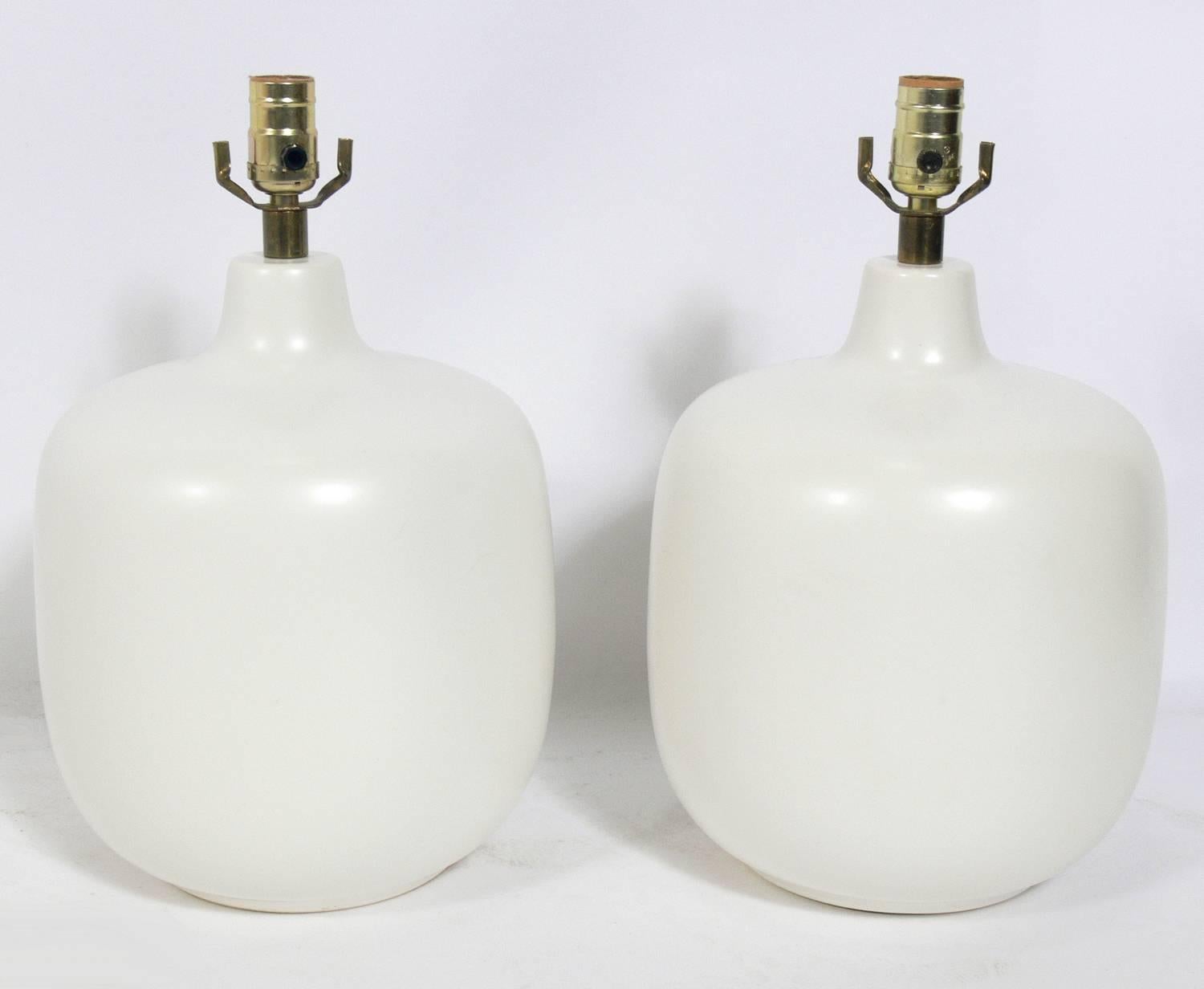 Pair of Danish modern ceramic lamps by Lotte and Gunnar Bostlund, Denmark, circa 1960s. They retain their original jute wrapped fiberglass shades.