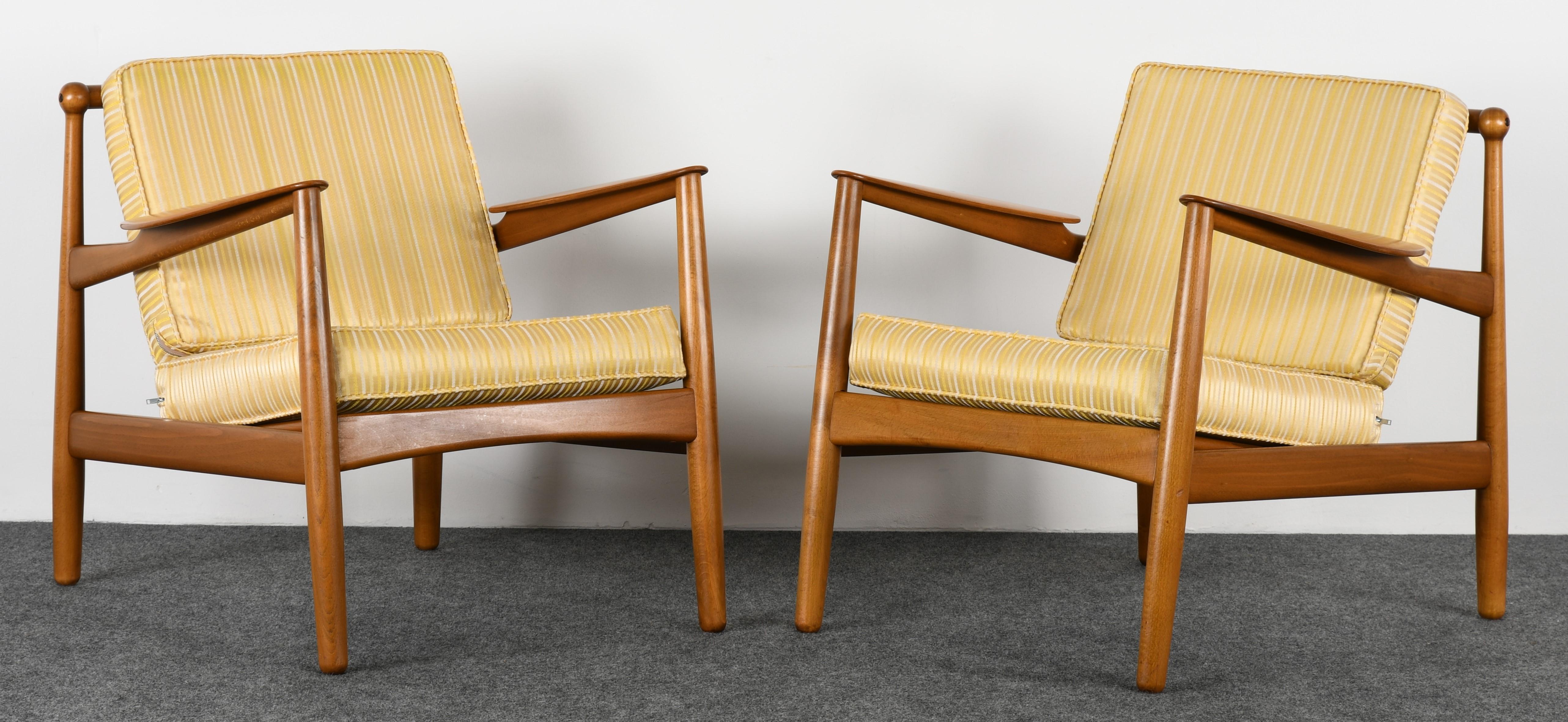 Paar dänische moderne Stühle von P. Jeppesen:: 1955 (Skandinavische Moderne)