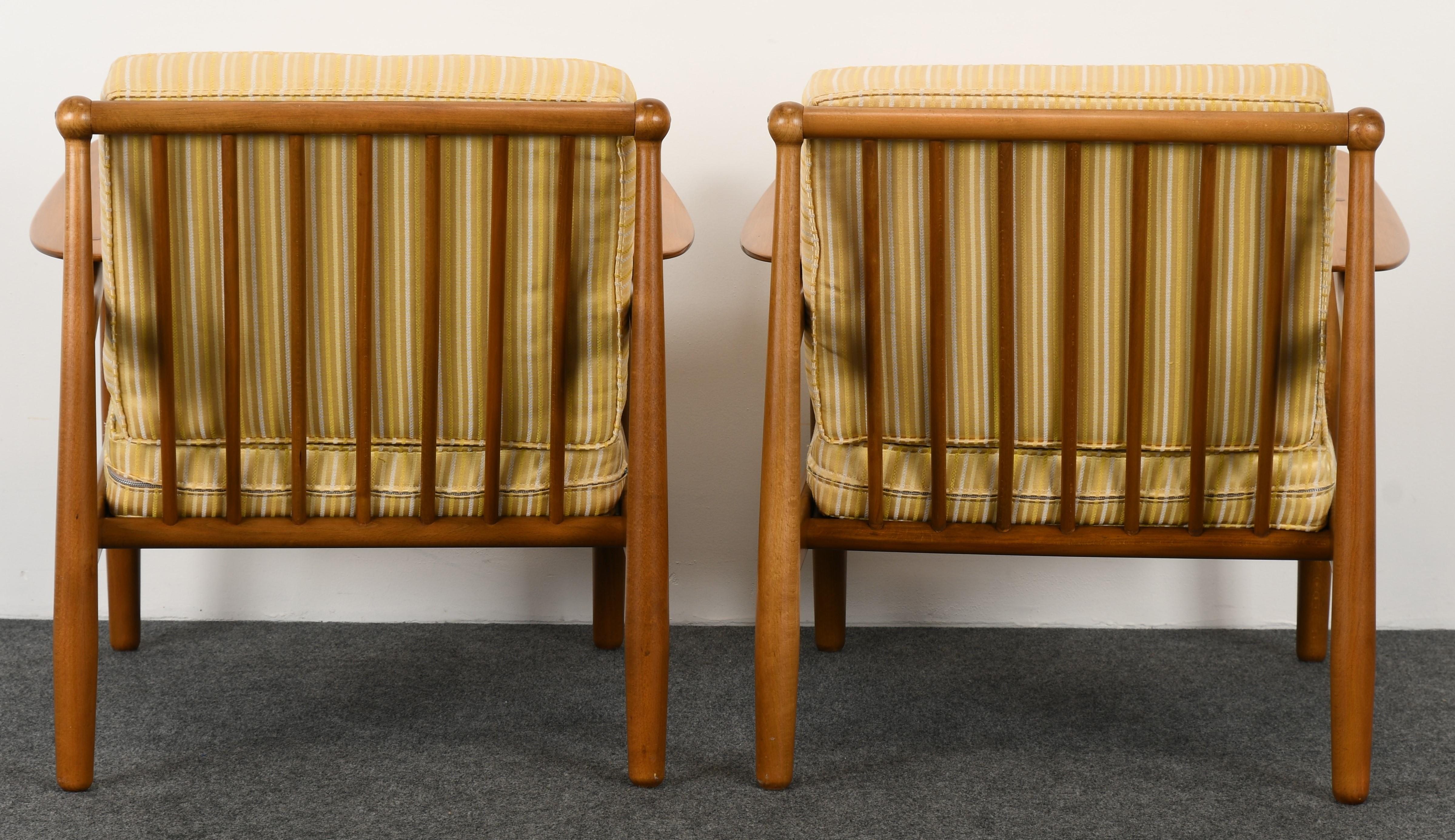 Paar dänische moderne Stühle von P. Jeppesen:: 1955 (Polster)