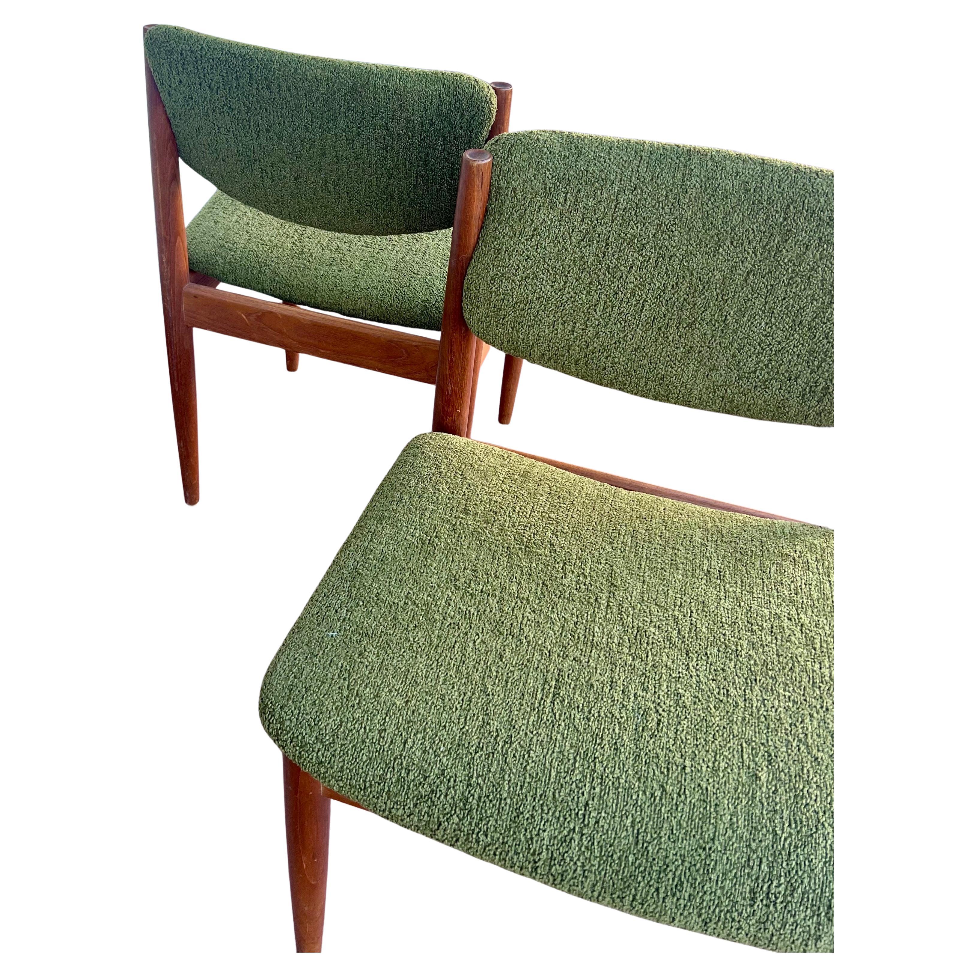 Paar Esszimmerstühle, Modell 197 in massivem Teakholz und grüner Schnalle Stoff von Finn Juhl für France & Son Dänemark 1950er Jahre. frisch gepolstert und restauriert die Rahmen solide und stabil ein seltenes Paar zu finden, schön elegant und