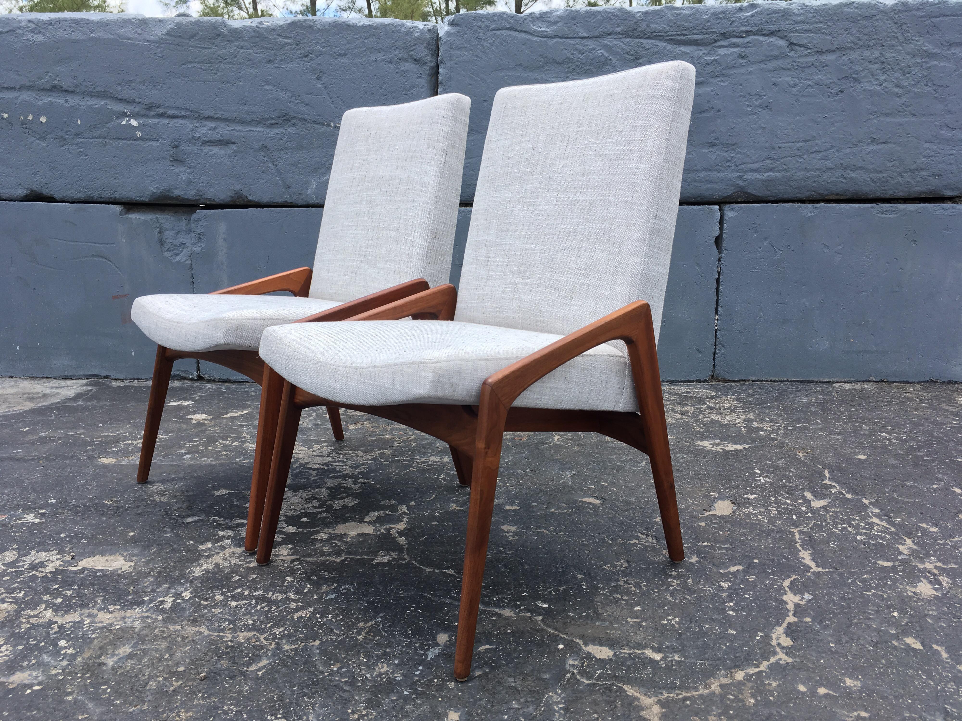 Milieu du XXe siècle Paire de chaises modernes danoises, noyer, années 1950, excellent état en vente