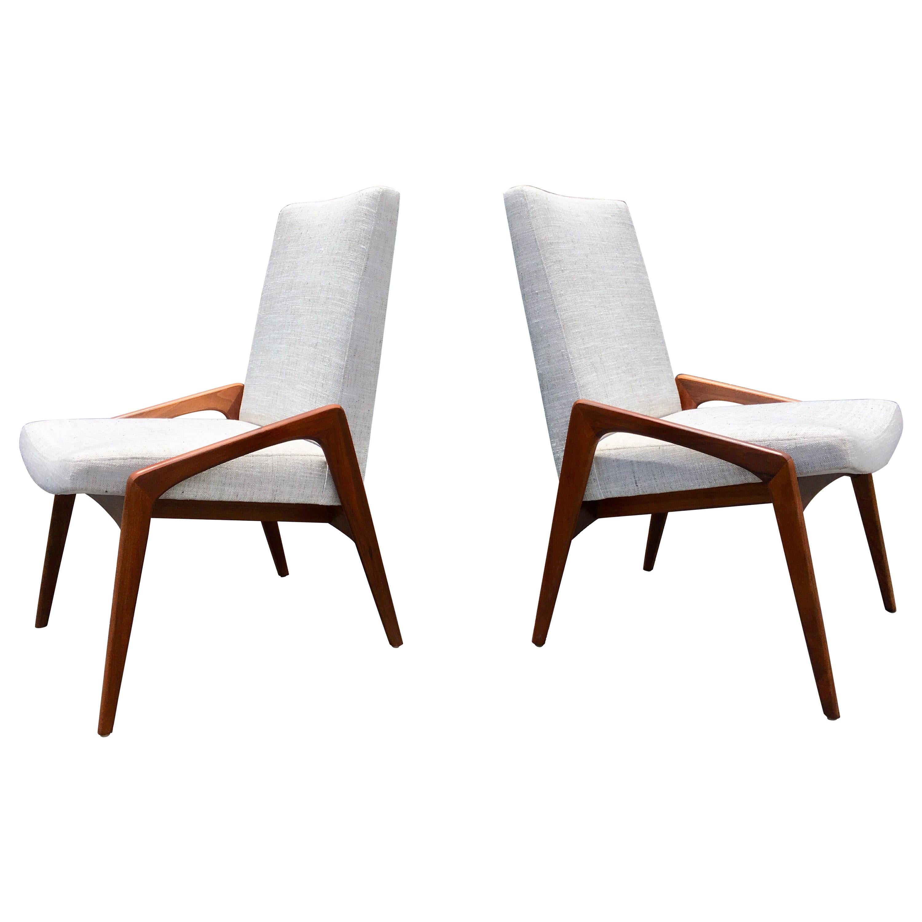 Beautiful pair of Mid-Century Modern chairs, very much in the style of Gio Ponti. Excellent condition, four chairs available.