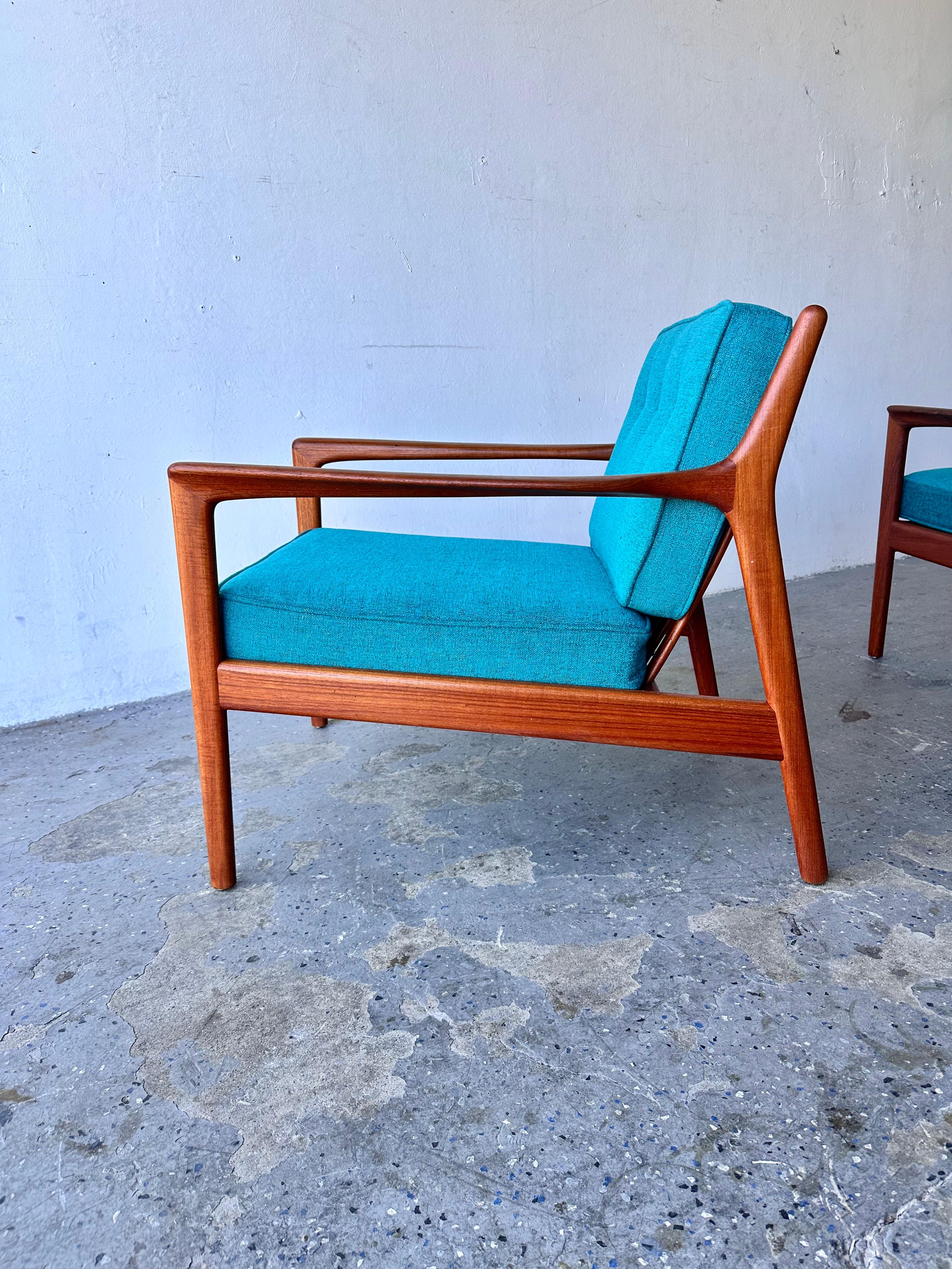 Ein Paar moderne dänische Dux USA75-Stühle, entworfen von Folke Ohlsson Schweden im Angebot 3