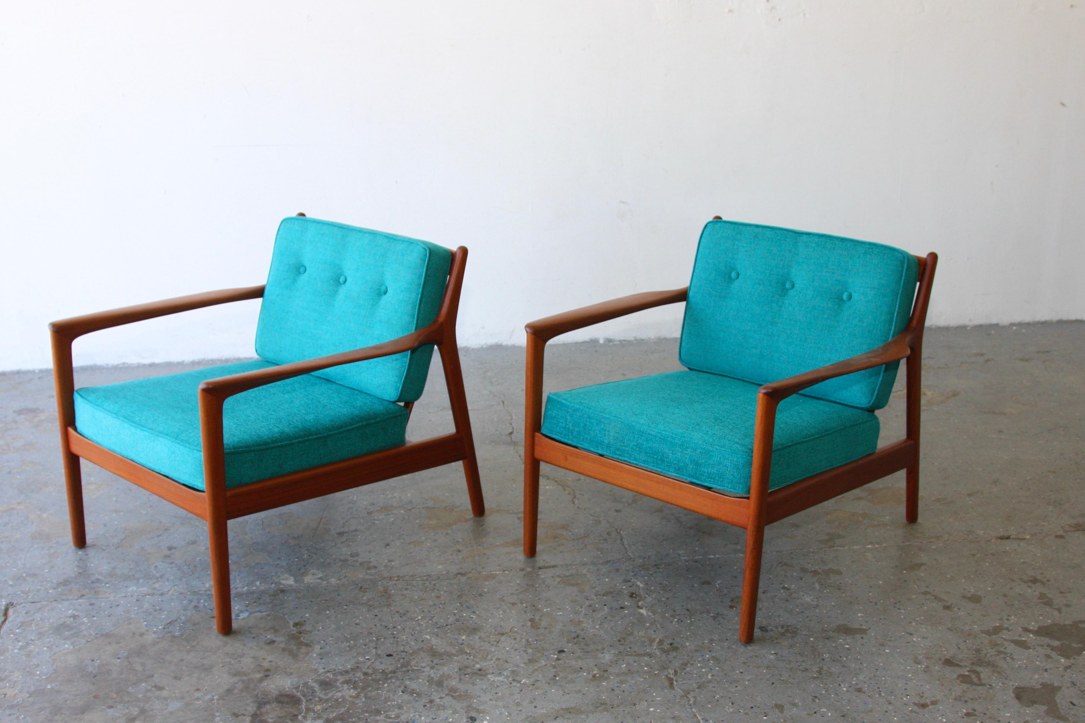 Pair of Danish Modern Dux USA75 Chairs designed by Folke Ohlsson Sweden In Good Condition For Sale In Las Vegas, NV