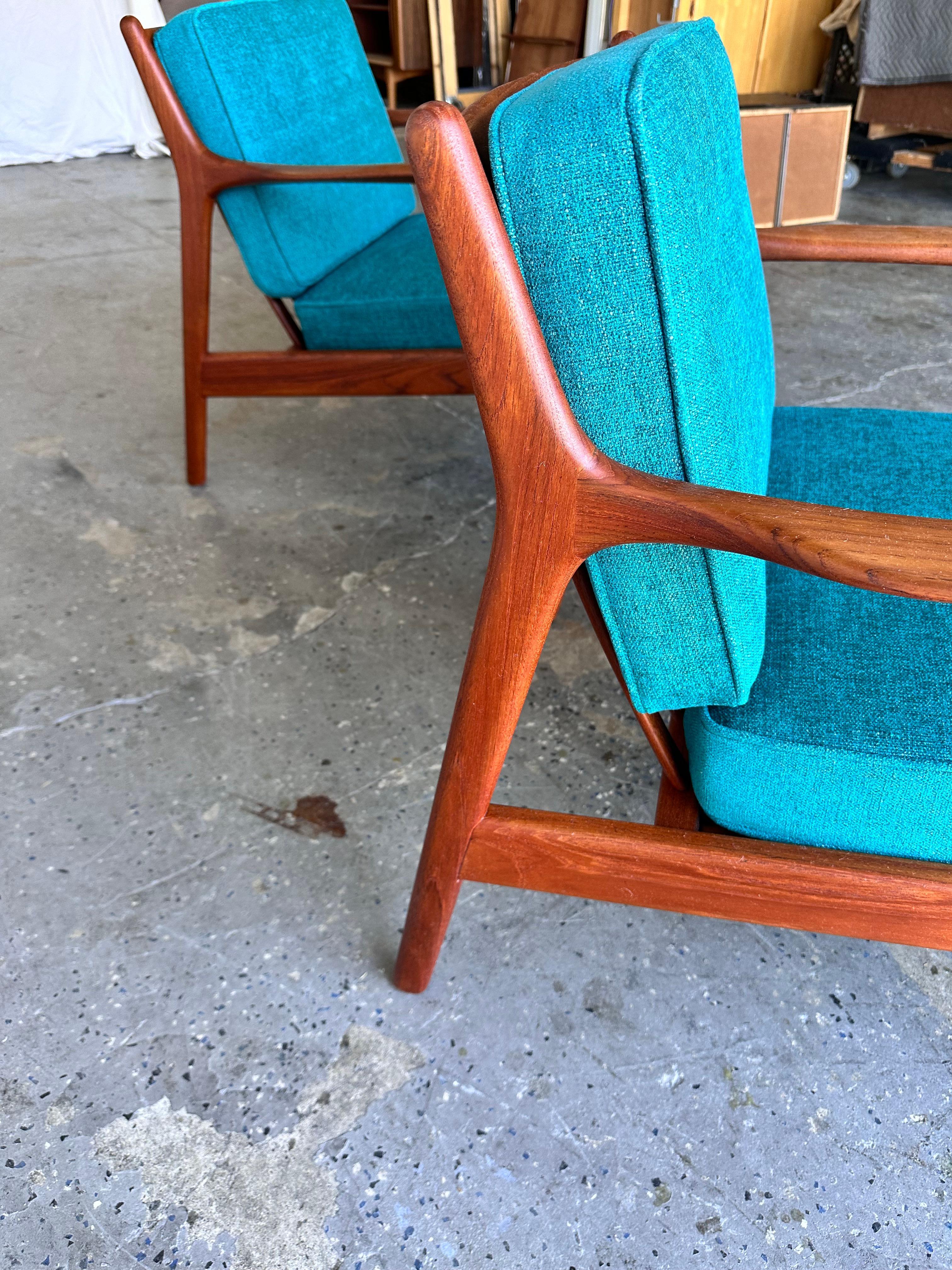 Ein Paar moderne dänische Dux USA75-Stühle, entworfen von Folke Ohlsson Schweden im Angebot 1