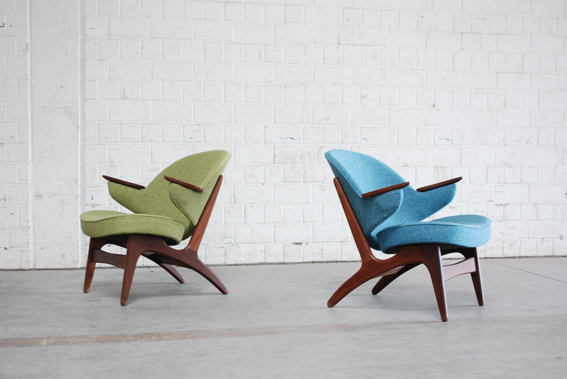 Ein Paar Sessel in Petrol und Grün aus Teakholz.
Design Carl Edward Matthes.
Der Stuhl wurde komplett restauriert und gepolstert  in 2 verschiedenen Farben, die gut zueinander passen: Grün und Petrol.
Der Stoff ist aus einem hochwertigen Hanfgewebe