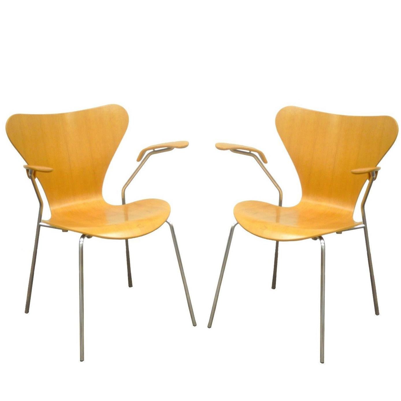 Pair of Danish Modern Fritz Hansen Arne Jacobsen Knoll Series 7 Armchairs B