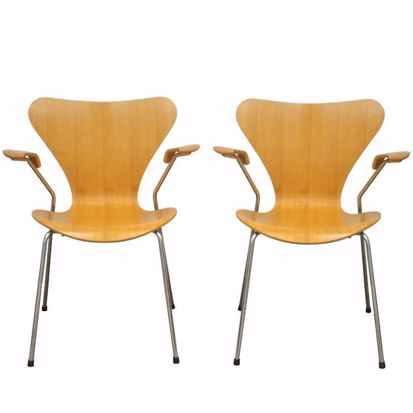 Pair of Danish Modern Fritz Hansen Arne Jacobsen Knoll Series 7 Armchairs C