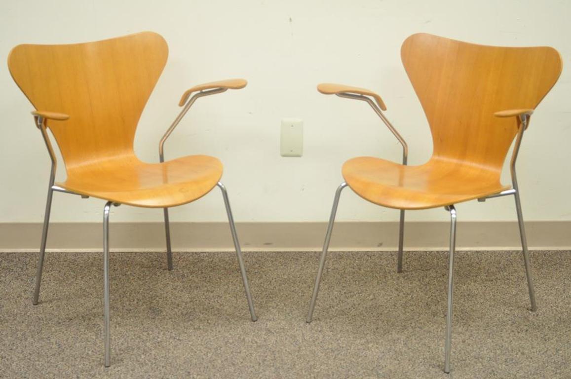 Authentique paire de fauteuils modernes danois Fritz Hansen Arne Jacobsen série sept pour Knoll Studio. L'article comporte des étiquettes du fabricant qui se trouvent sur le dessous de chaque chaise. Le prix de vente actuel est d'environ 1 247 $ par