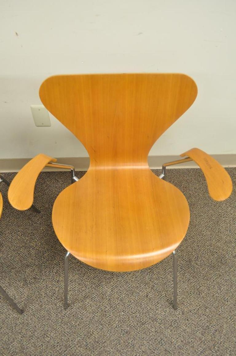 Late 20th Century Pair of Danish Modern Fritz Hansen Arne Jacobsen Knoll Series Seven Arm Chairs a