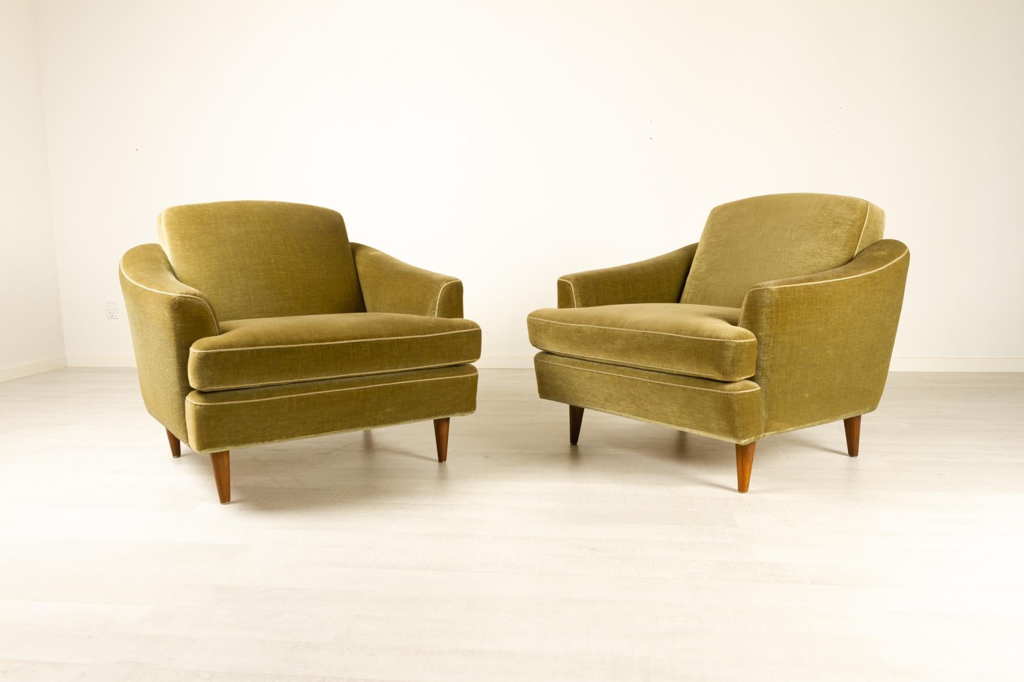 Pair of Danish modern green velvet lounge chairs, 1950s
Stunning set of two very comfortable green velvet velour lounge chairs. Round tapered legs in solid teak. Removable spring cushions for a soft but firm seating. Low back with wide curved