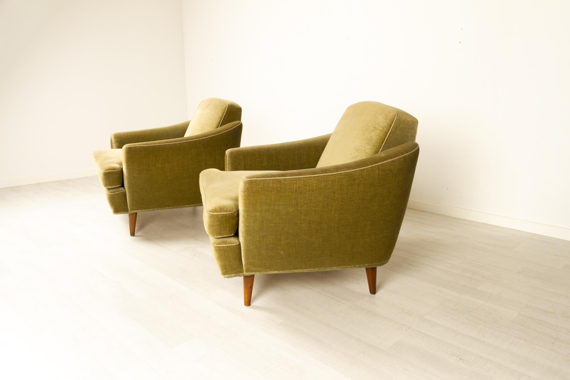 Pair of Danish Modern Green Velvet Lounge Chairs, 1950s In Good Condition In Asaa, DK