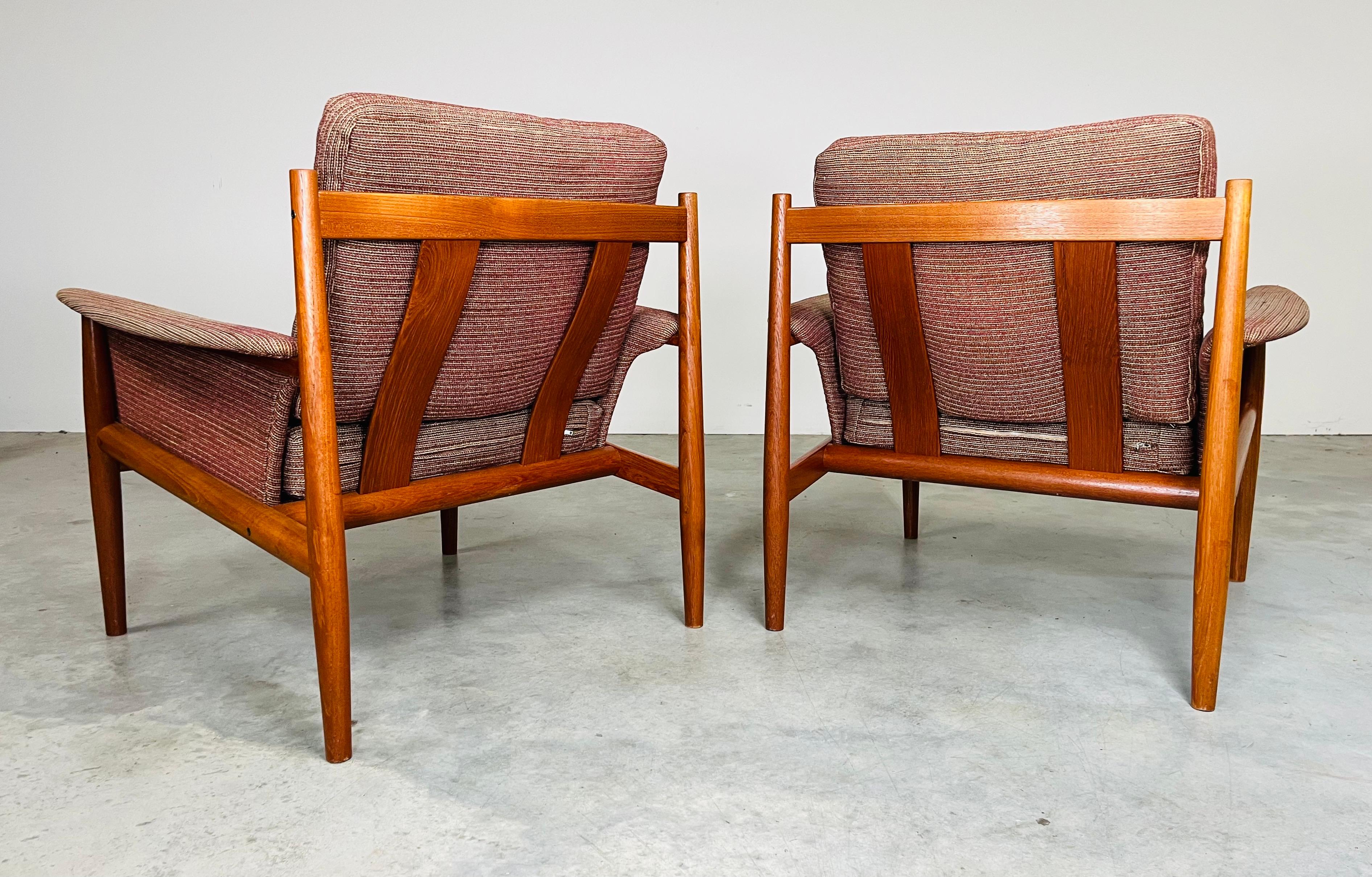 Intagliato a mano Coppia di sedie da salotto moderne danesi in teak Grete Jalk France & Son 1960s in vendita
