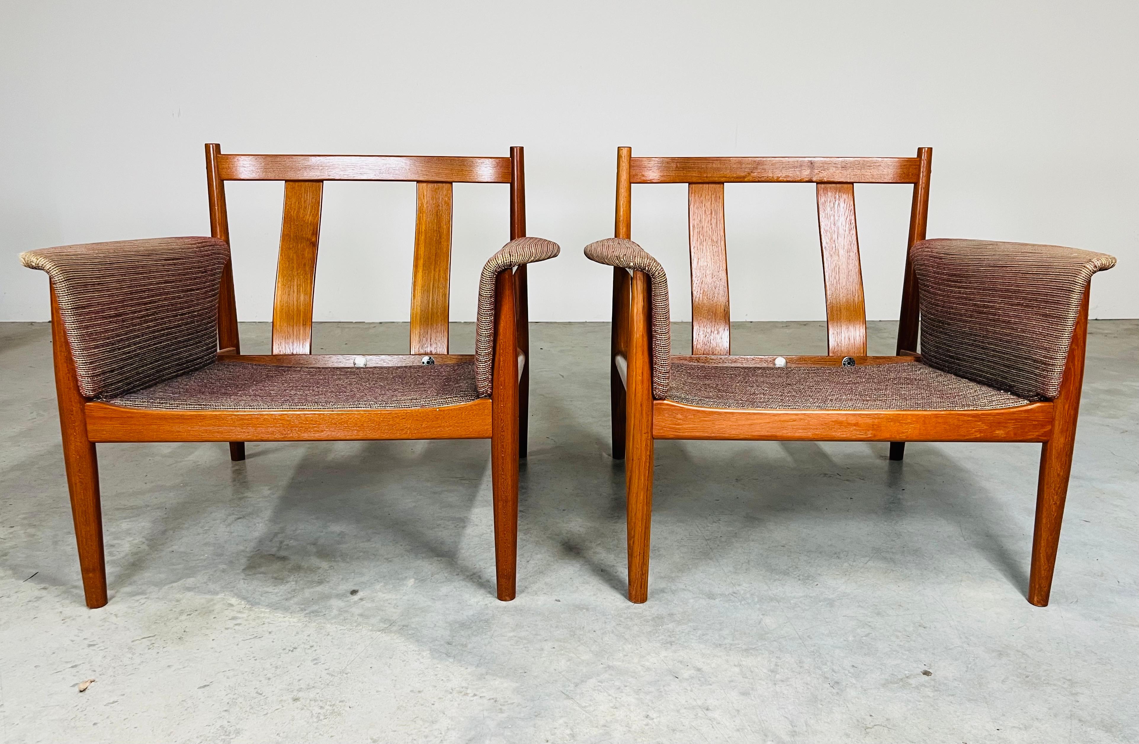 XX secolo Coppia di sedie da salotto moderne danesi in teak Grete Jalk France & Son 1960s in vendita