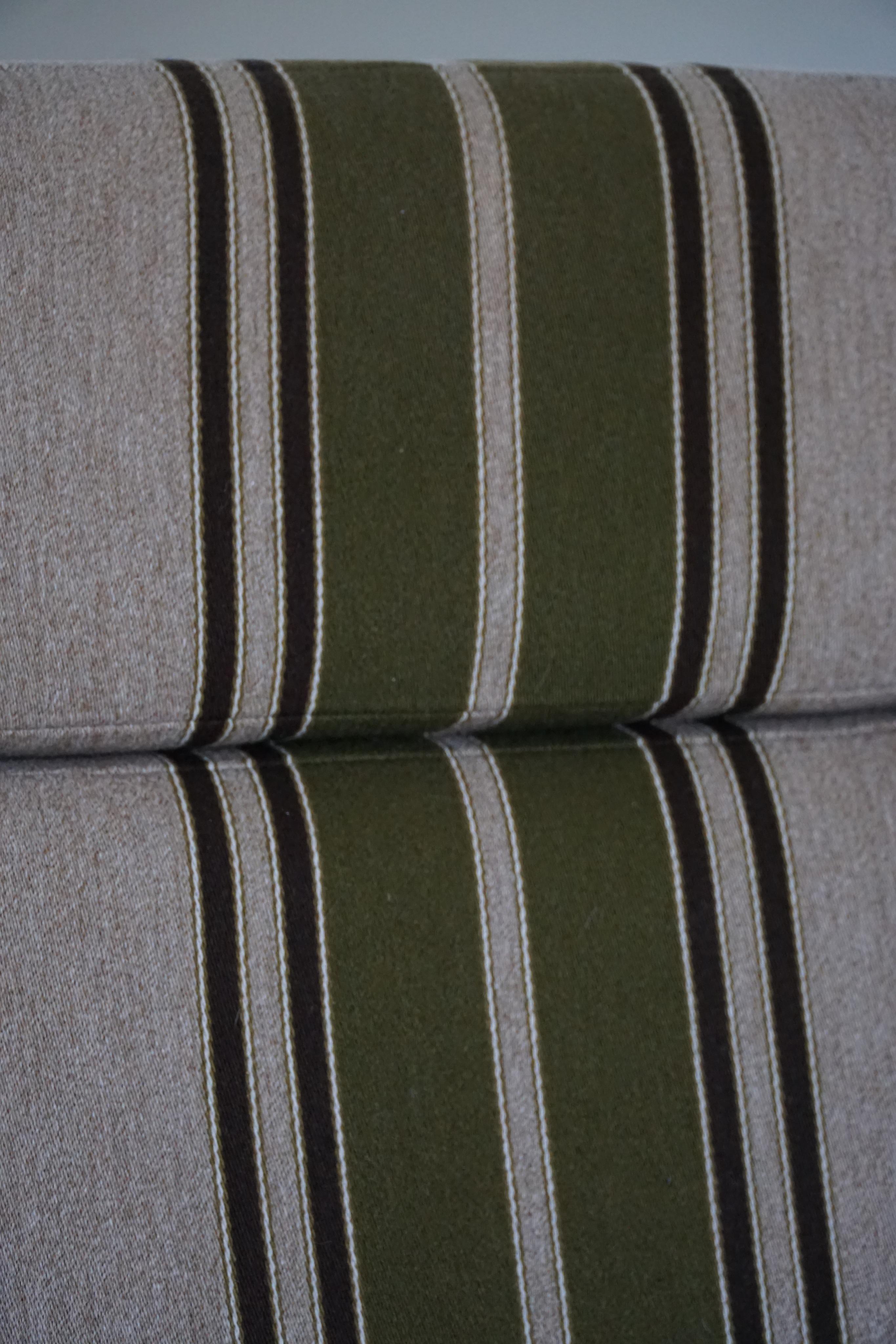 Paire de chaises longues danoises modernes à dossier haut dans le style de Henning Kjærnulf, années 1960 en vente 10