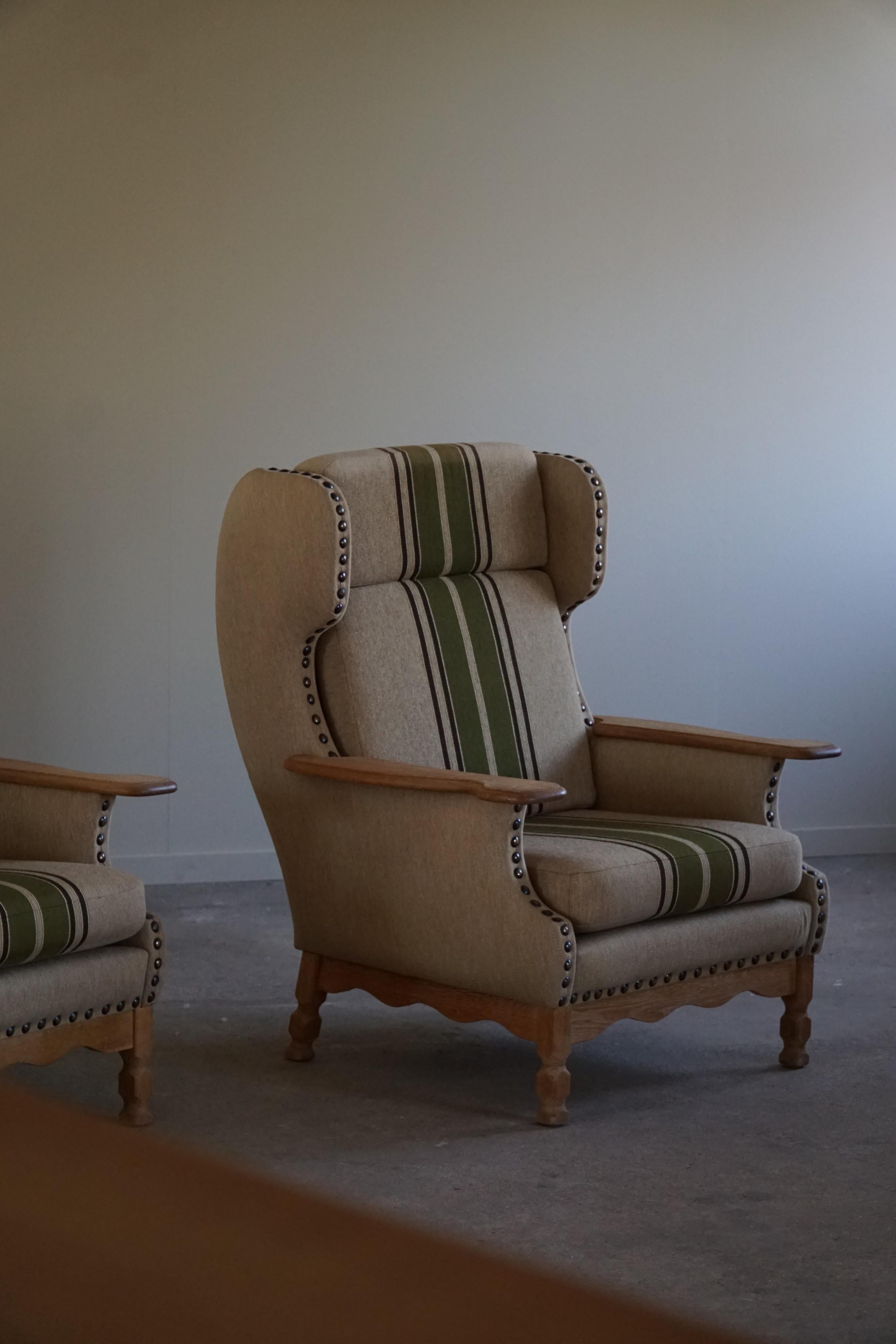 Paar moderne dänische Hochlehner-Sessel im Stil von Henning Kjærnulf, 1960er Jahre (Stoff) im Angebot