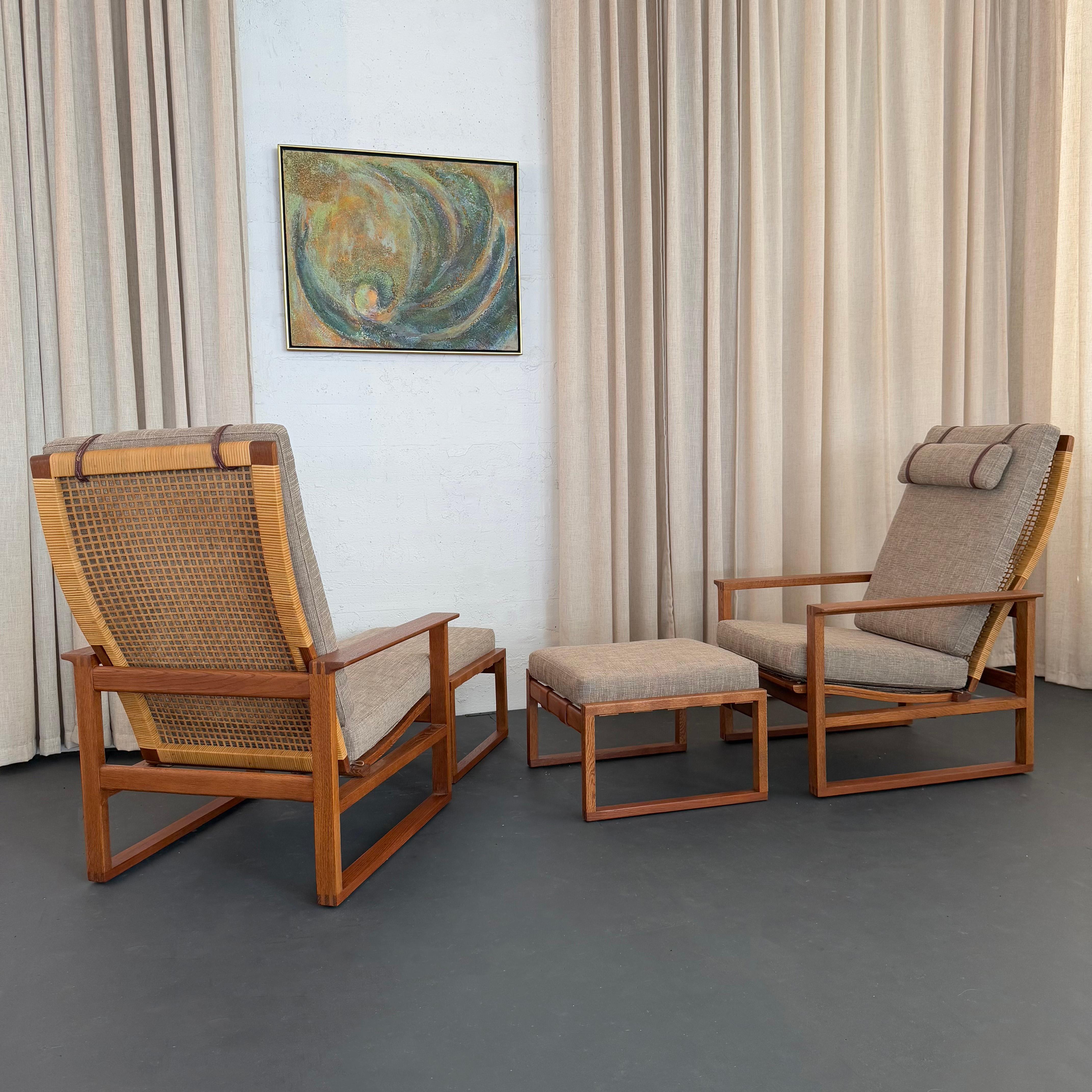 Pair Of Danish Modern Lounge Chair Ottoman Sets By Børge Mogensen Escandinavo moderno en venta