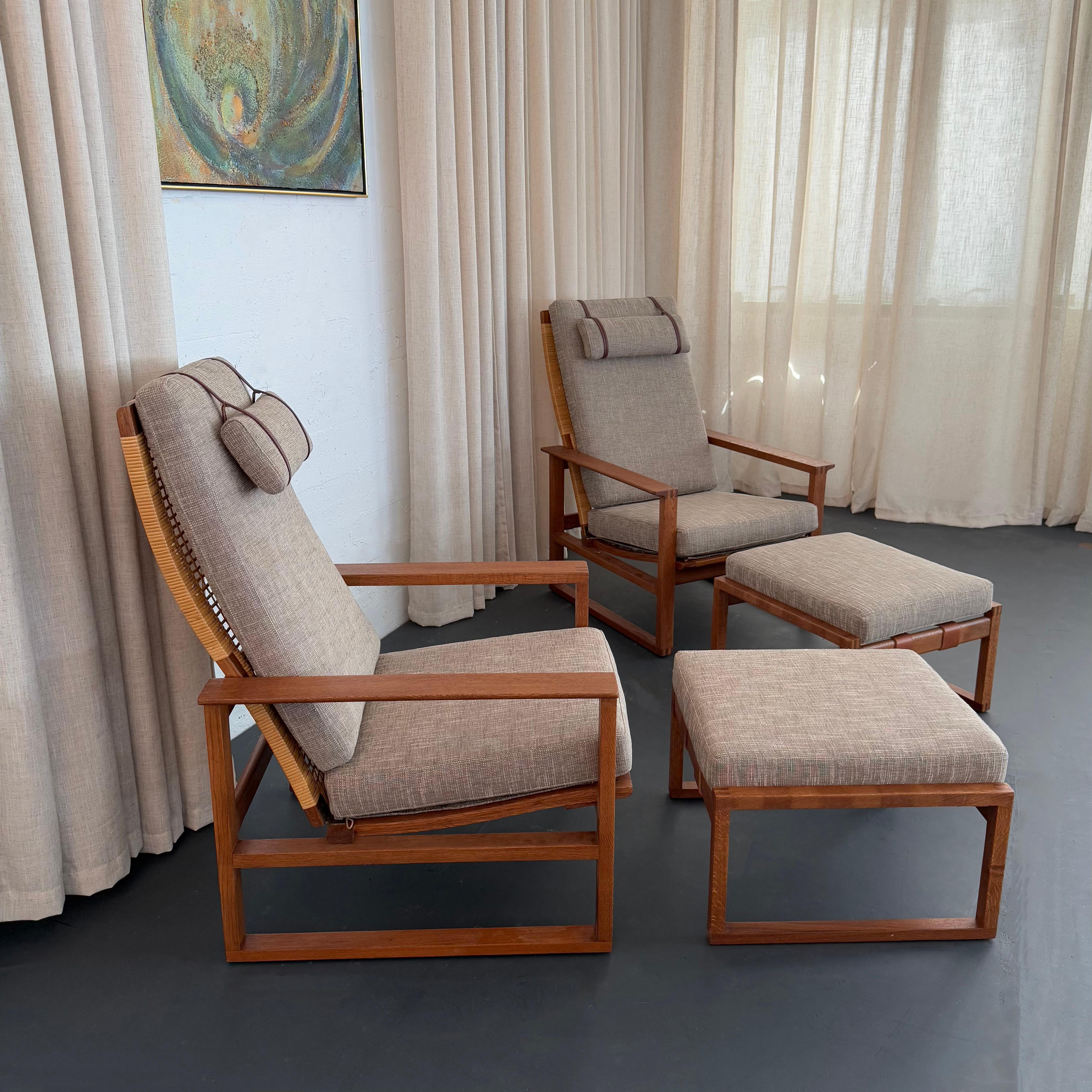 Pair Of Danish Modern Lounge Chair Ottoman Sets By Børge Mogensen Danés en venta